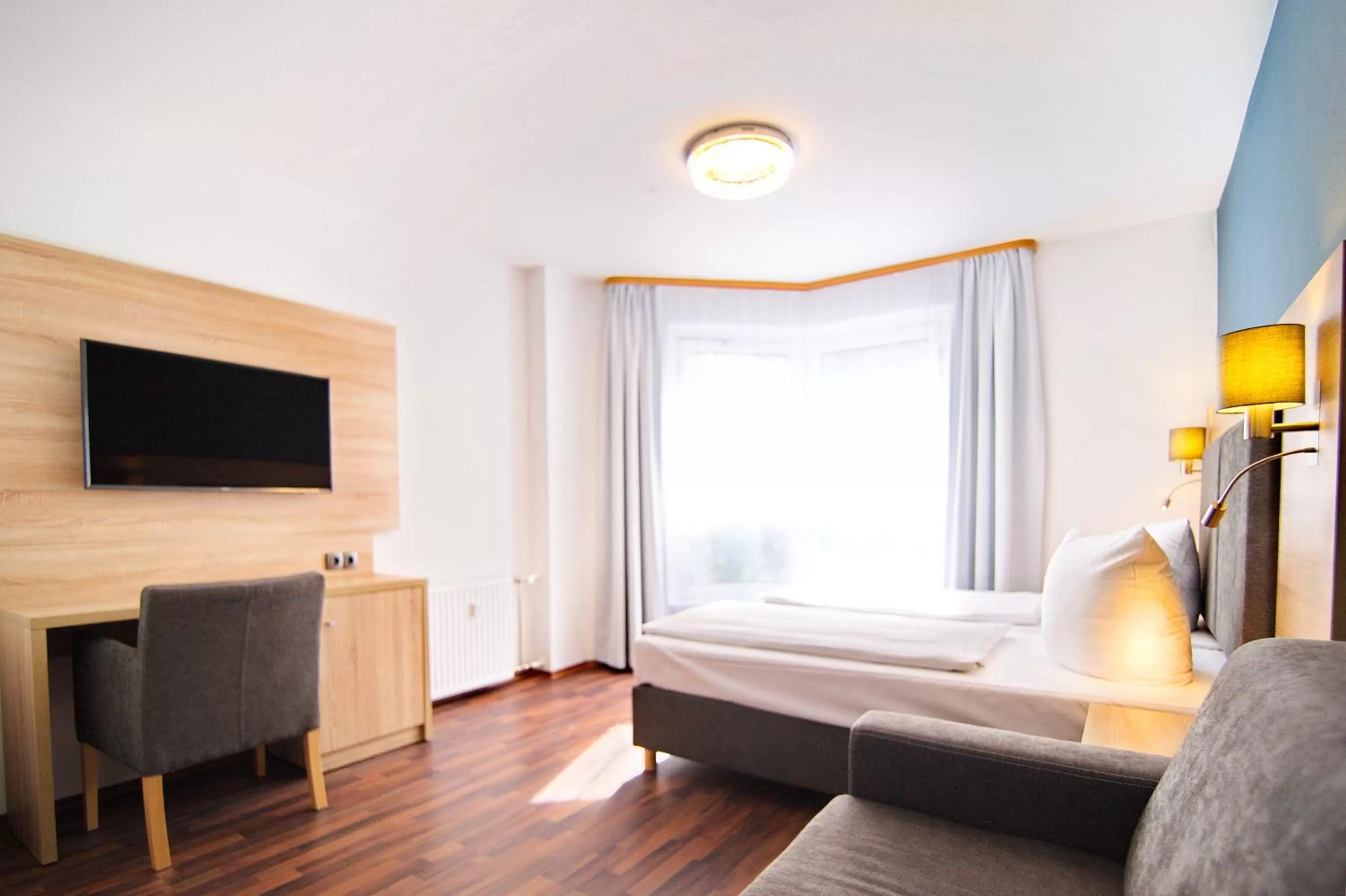 Day, TV/Entertainment Center in BlnCty Hotel