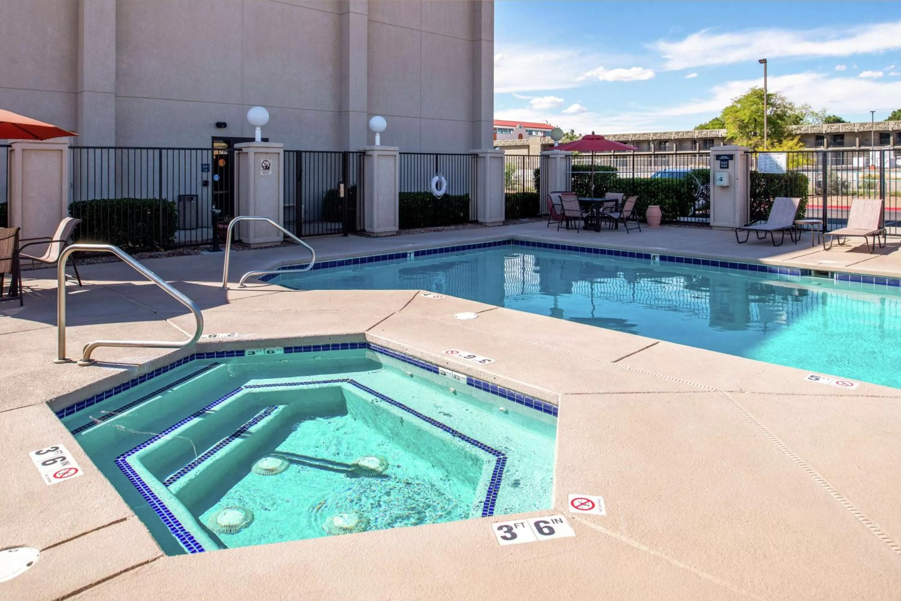 Pool view in Hampton Inn Albuquerque - University/Midtown