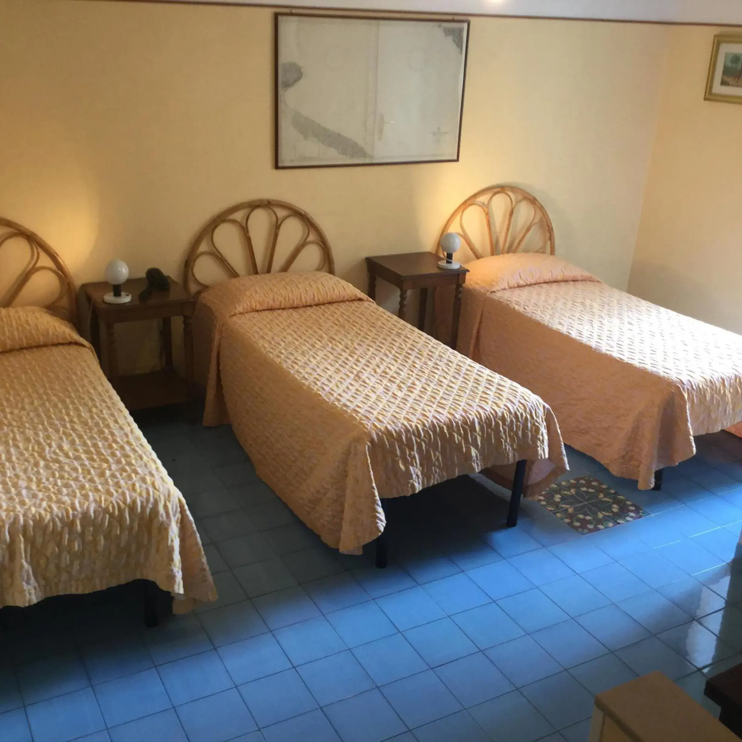 Triple Room in Hotel Touring Triple Room in Hotel Touring