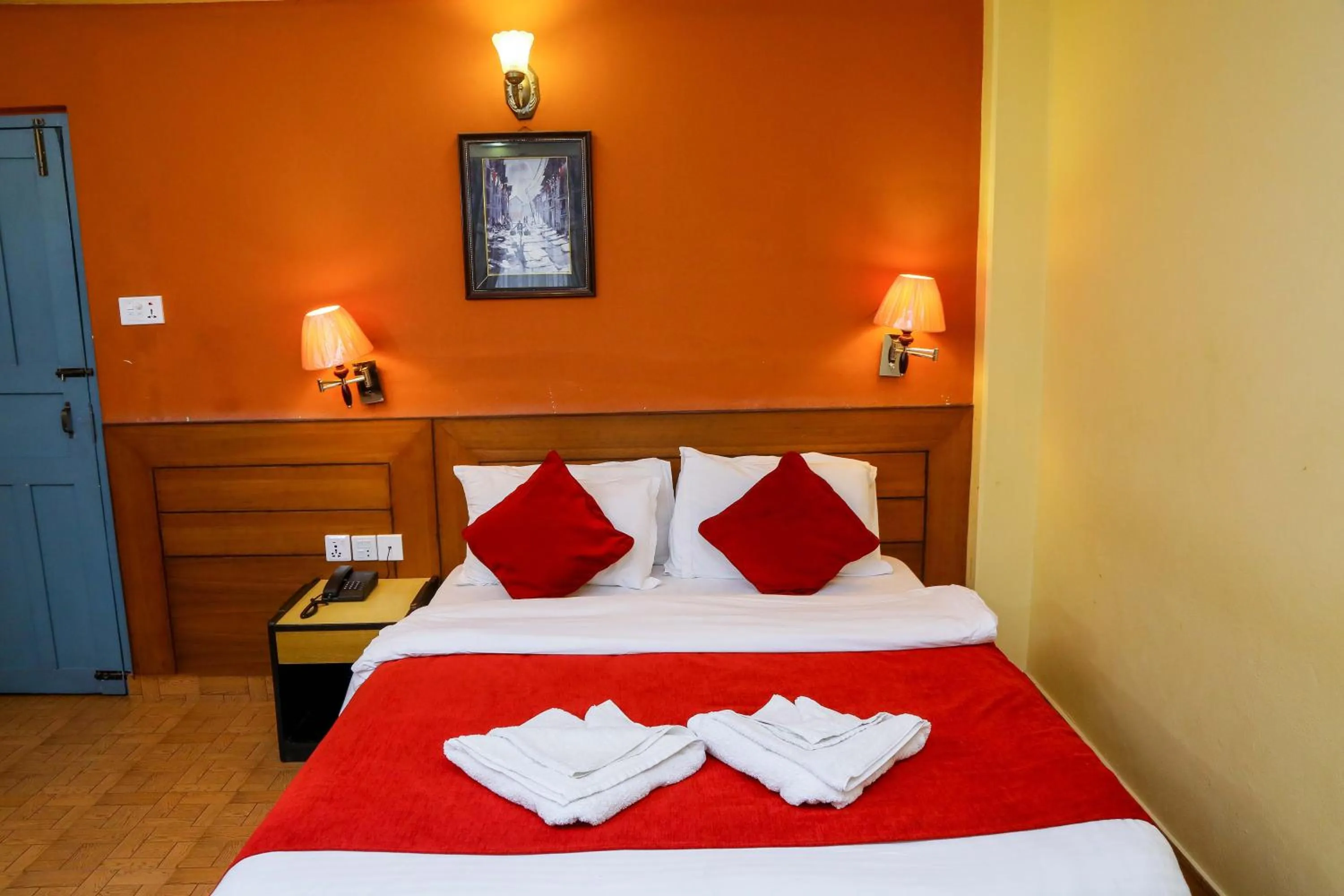 Bed in Hotel Silver Oaks Inn