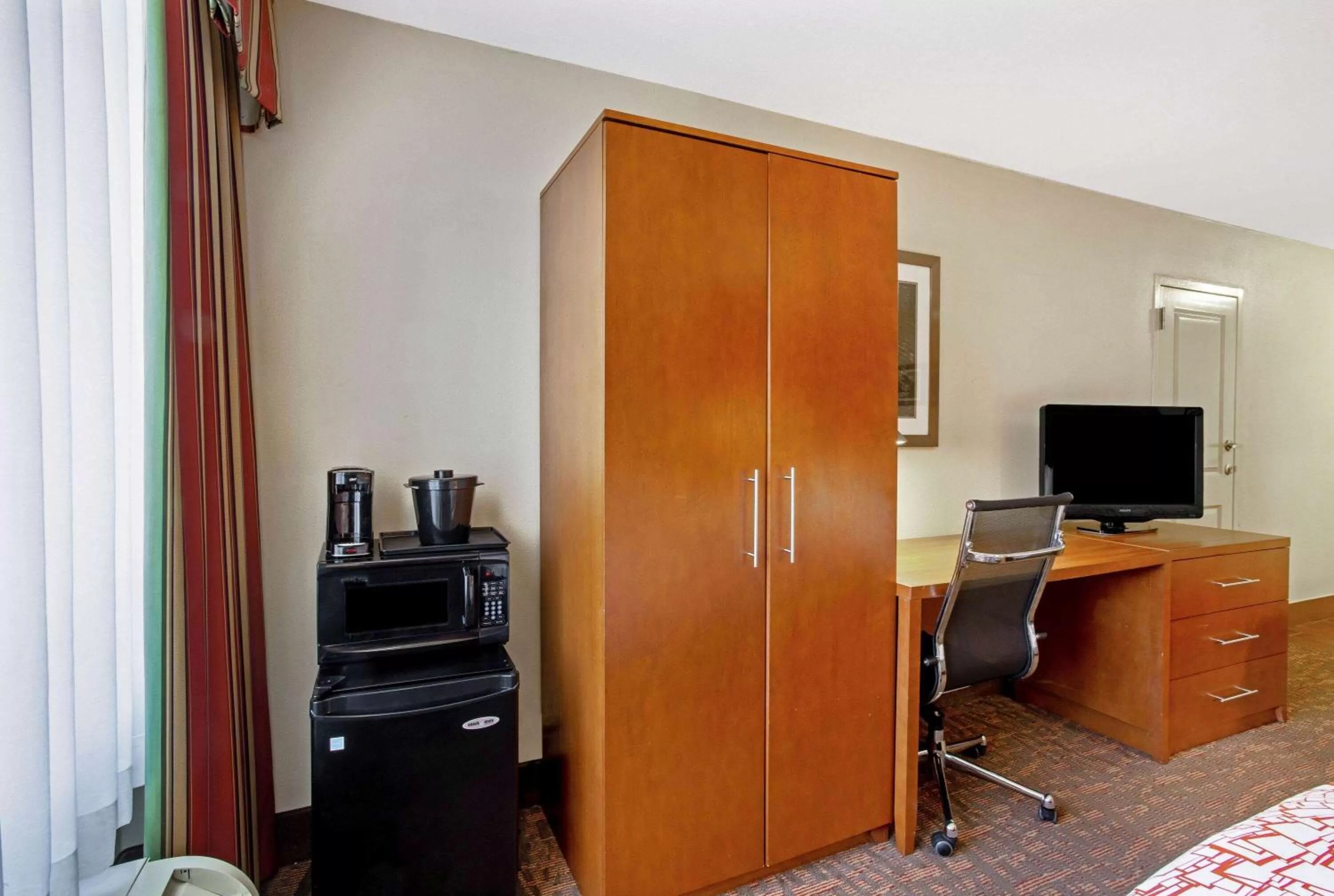 Photo of the whole room, Bed in La Quinta by Wyndham Williamsburg Historic Area