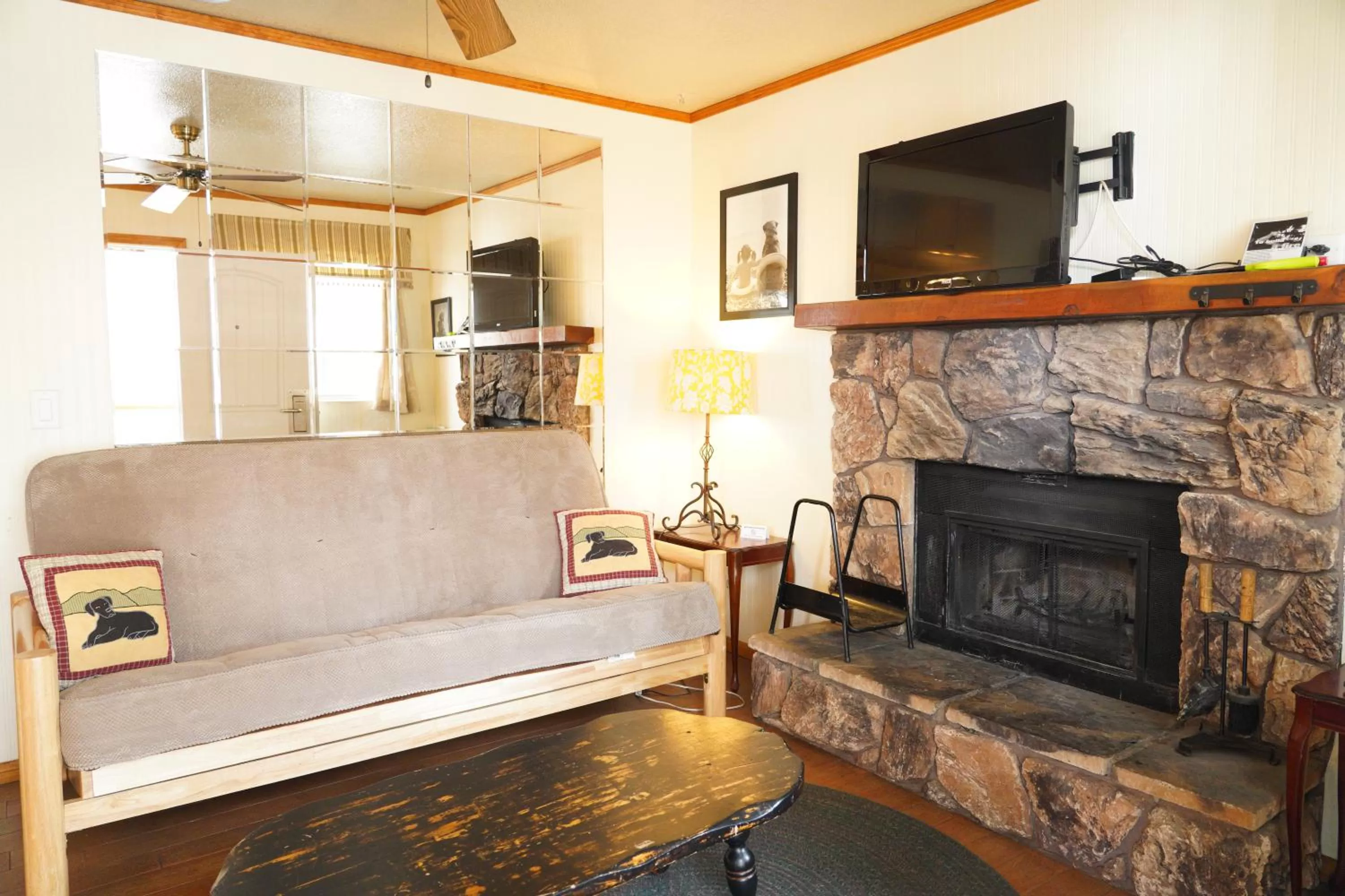 Seating Area in Hillcrest Suites & Cabins