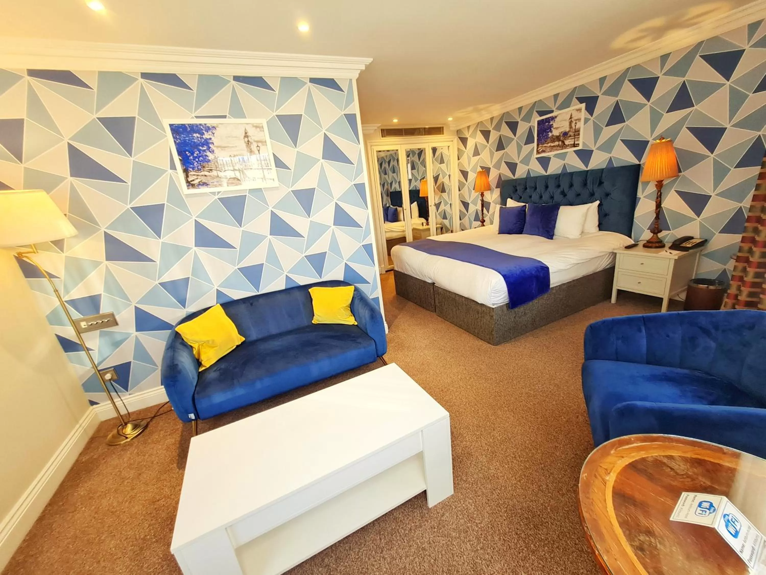 Photo of the whole room, Bed in Ashburn Hotel