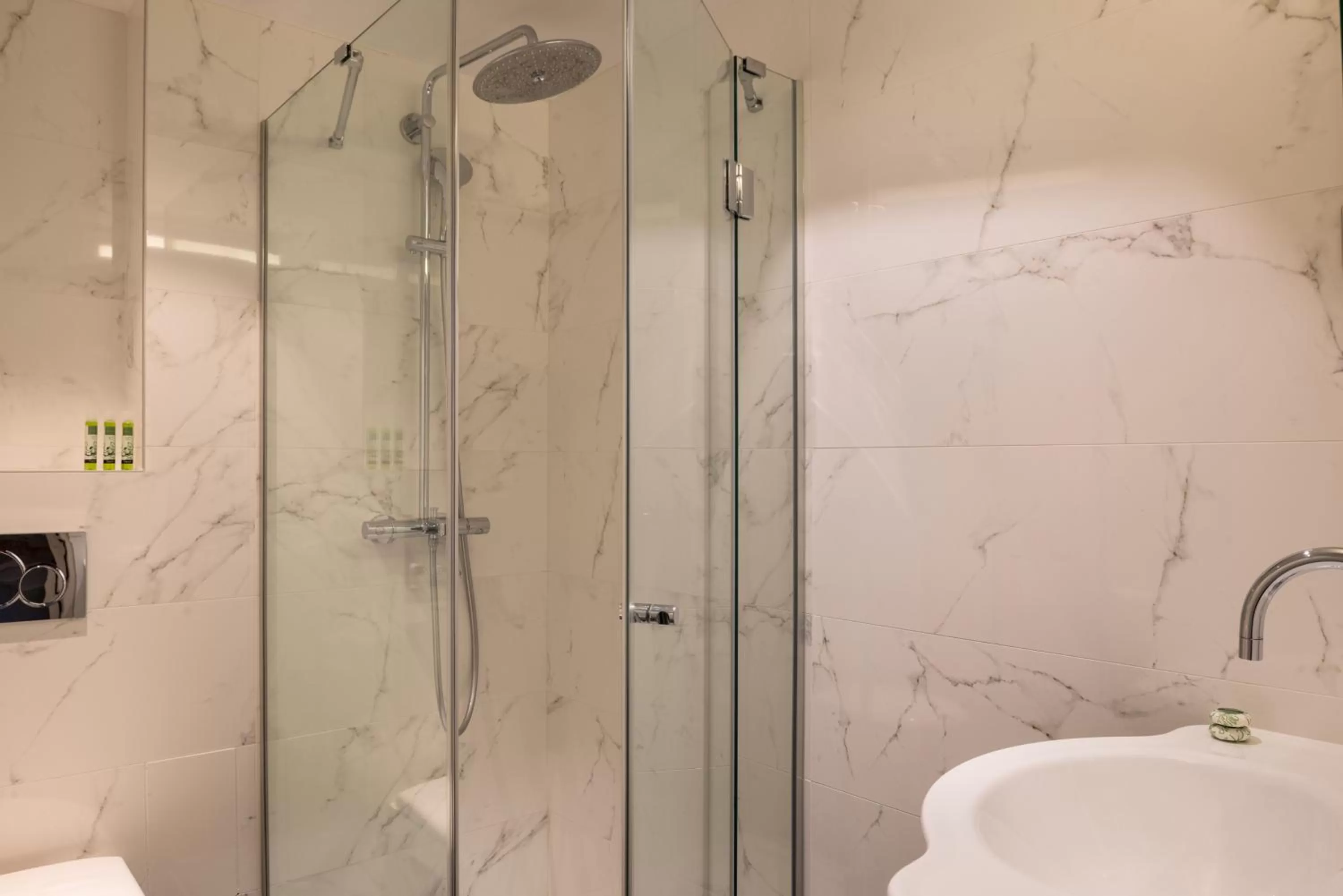 Shower in Crystal Hotel