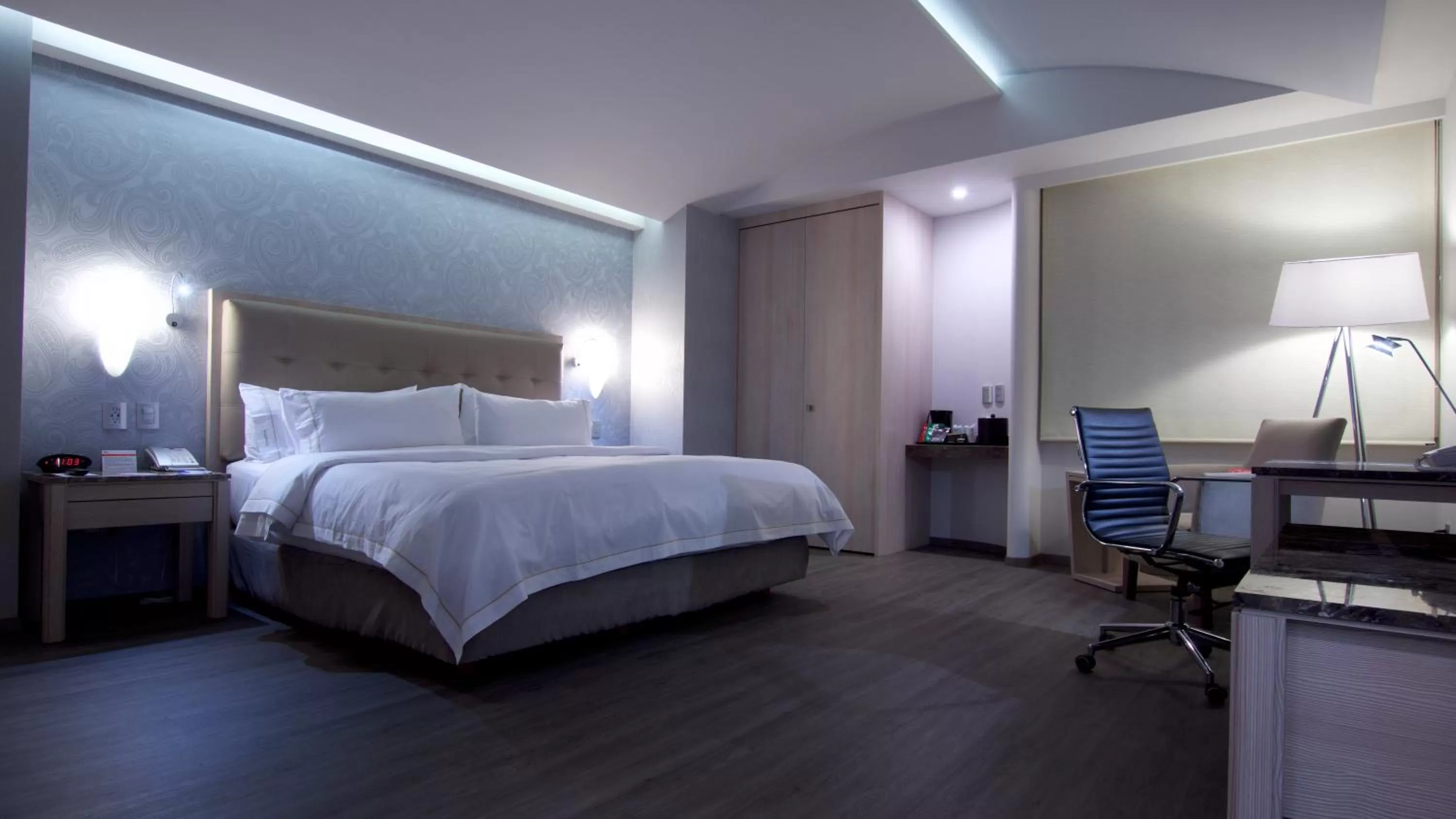 Bedroom, Bed in Holiday Inn Express Mexico- Toreo by IHG