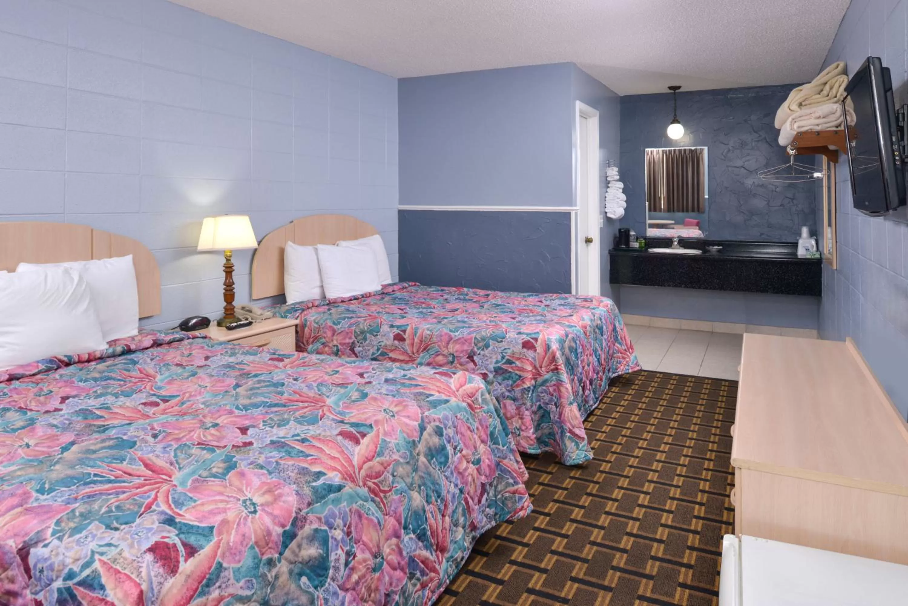 Bedroom, Bed in Americas Best Value Inn & Suites Branson - Near the Strip