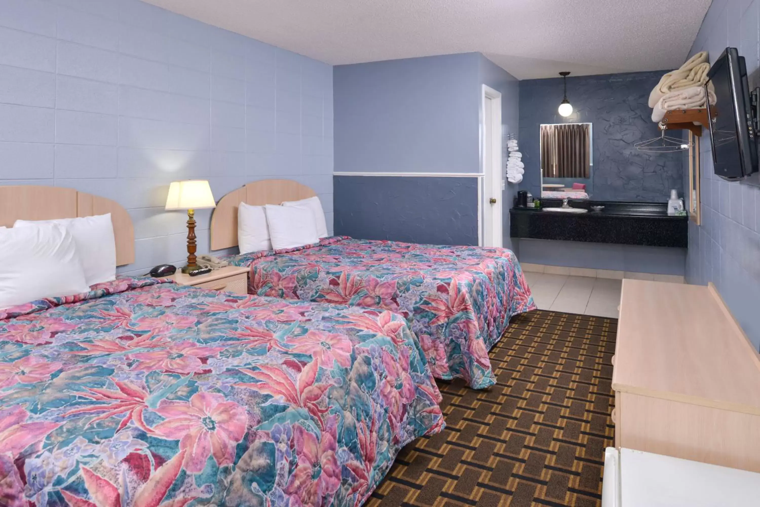 Standard Double Room with Two Queen Beds in Americas Best Value Inn & Suites Branson - Near the Strip Standard Double Room with Two Queen Beds in Americas Best Value Inn & Suites Branson - Near the Strip
