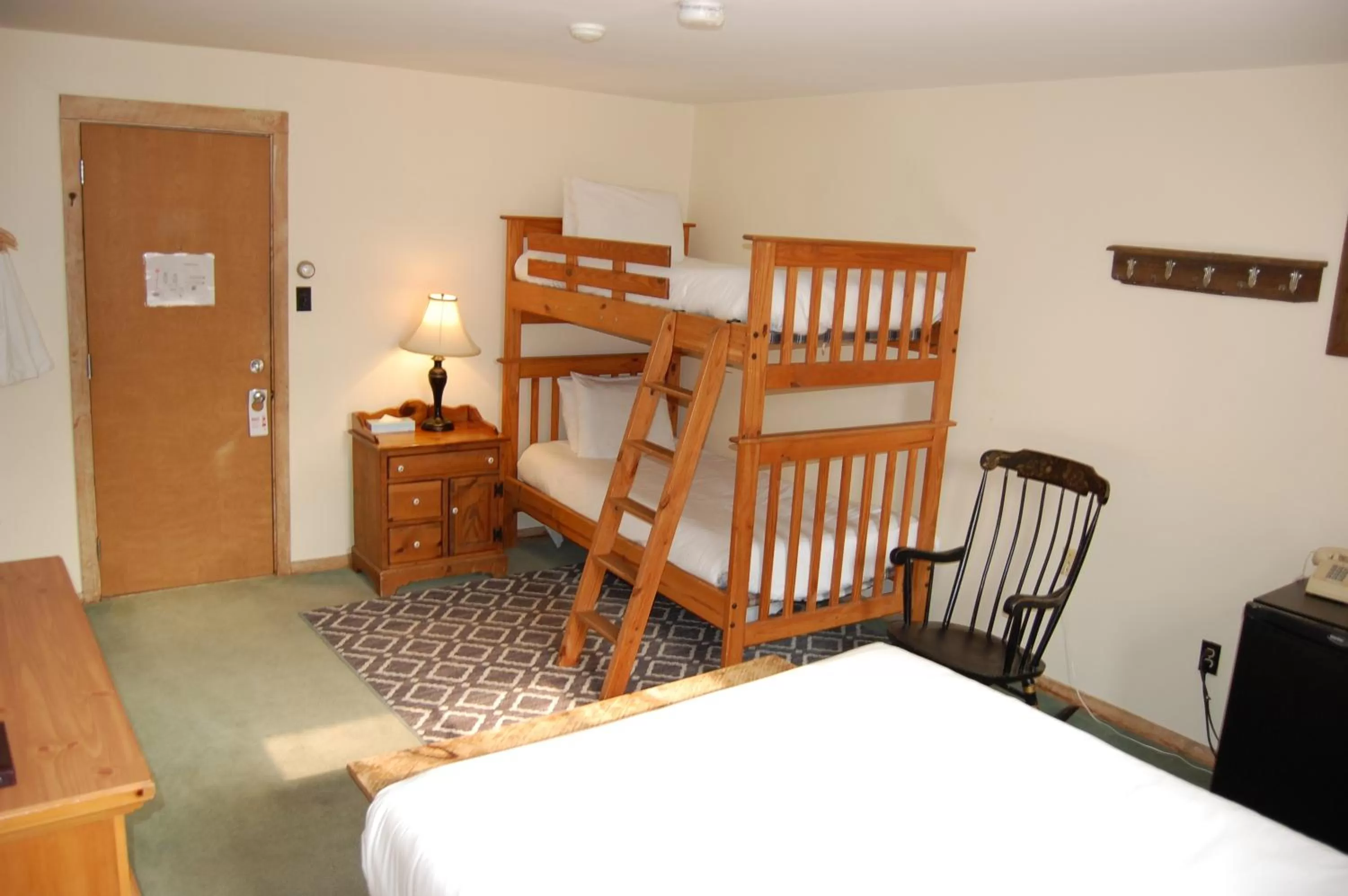 bunk bed, Bed in Summit Lodge