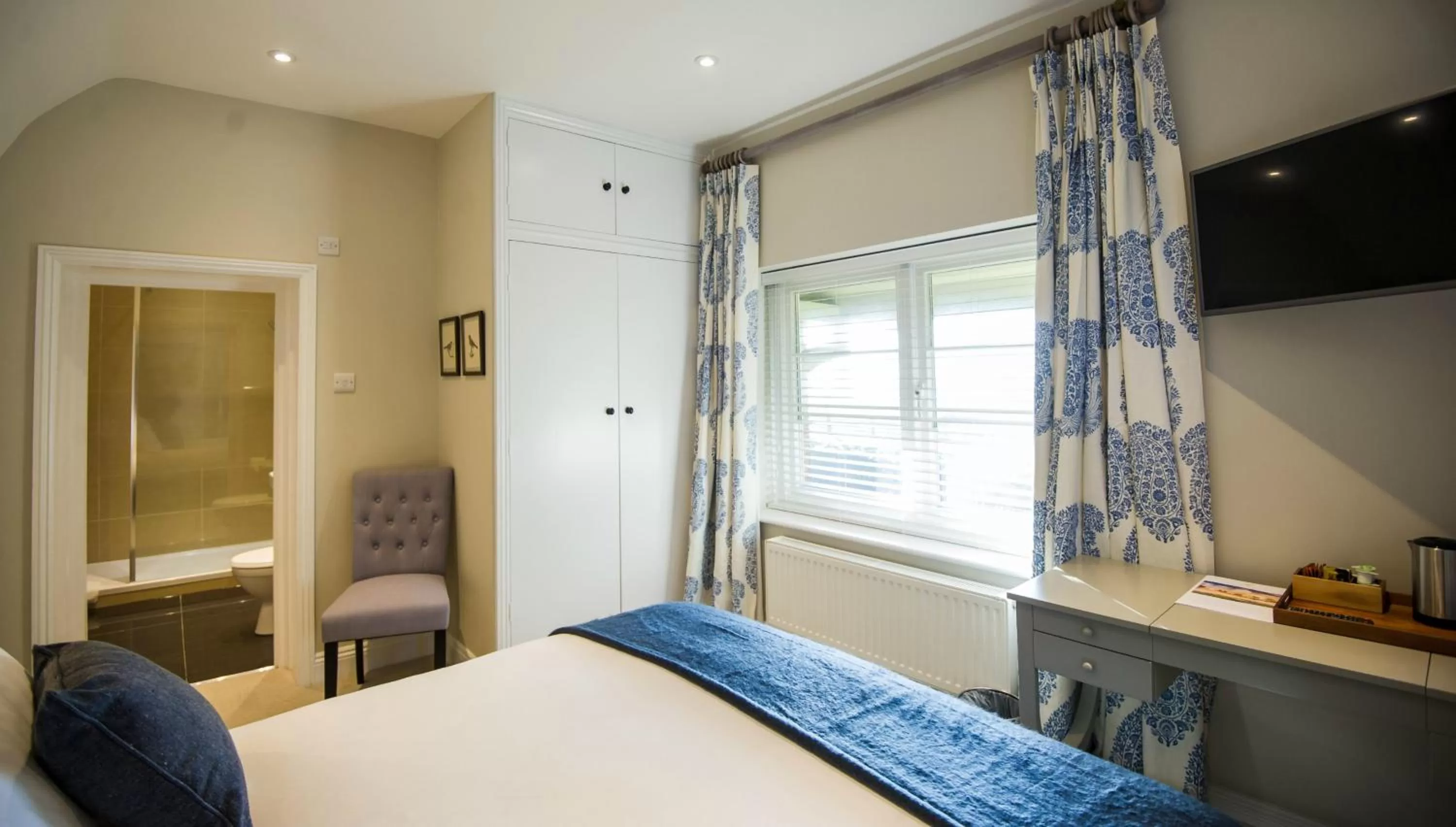 Photo of the whole room, Bed in Cowdray Lodge B&B rooms