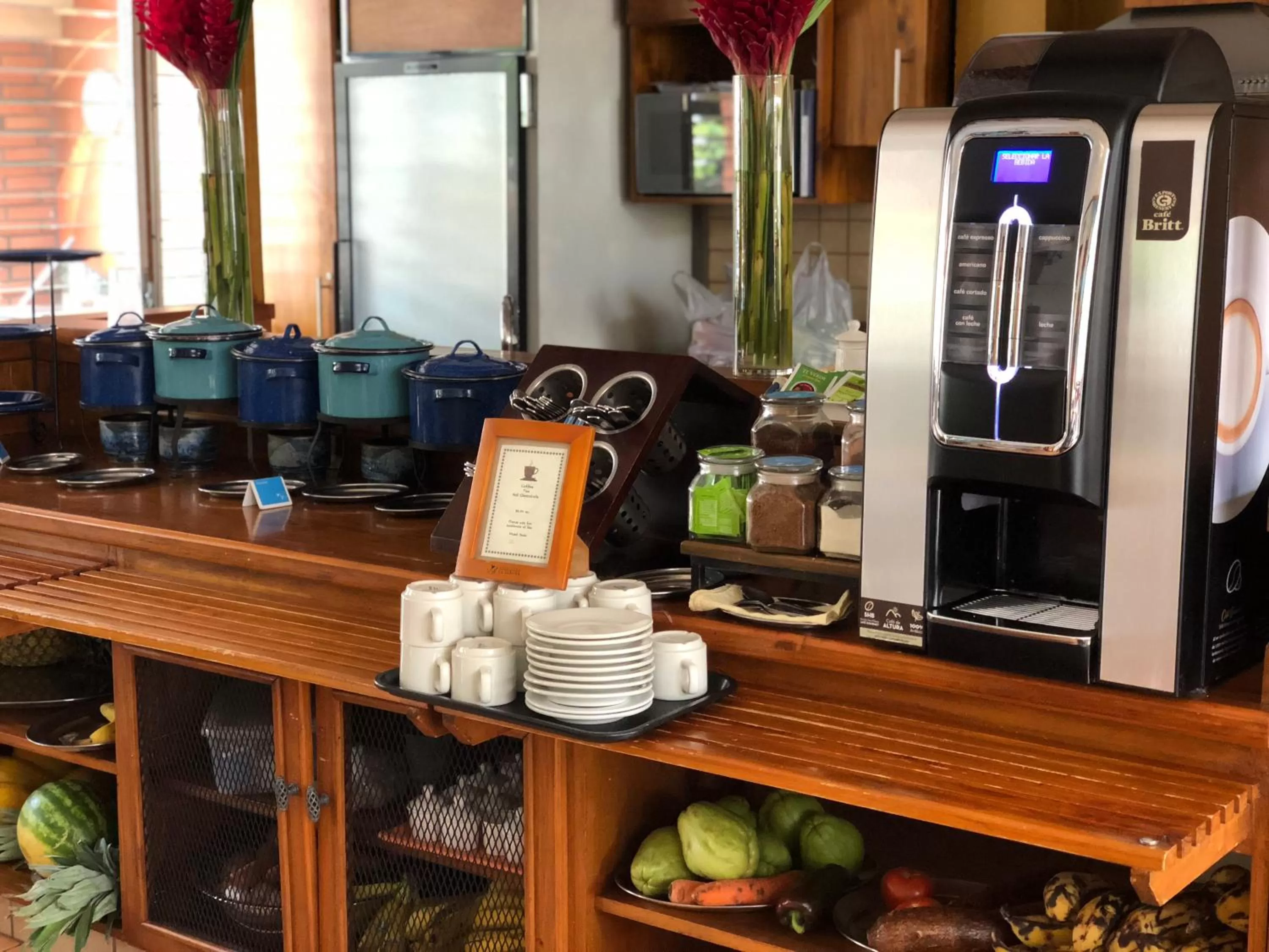 Restaurant/places to eat in La Sabana Hotel Suites Apartments