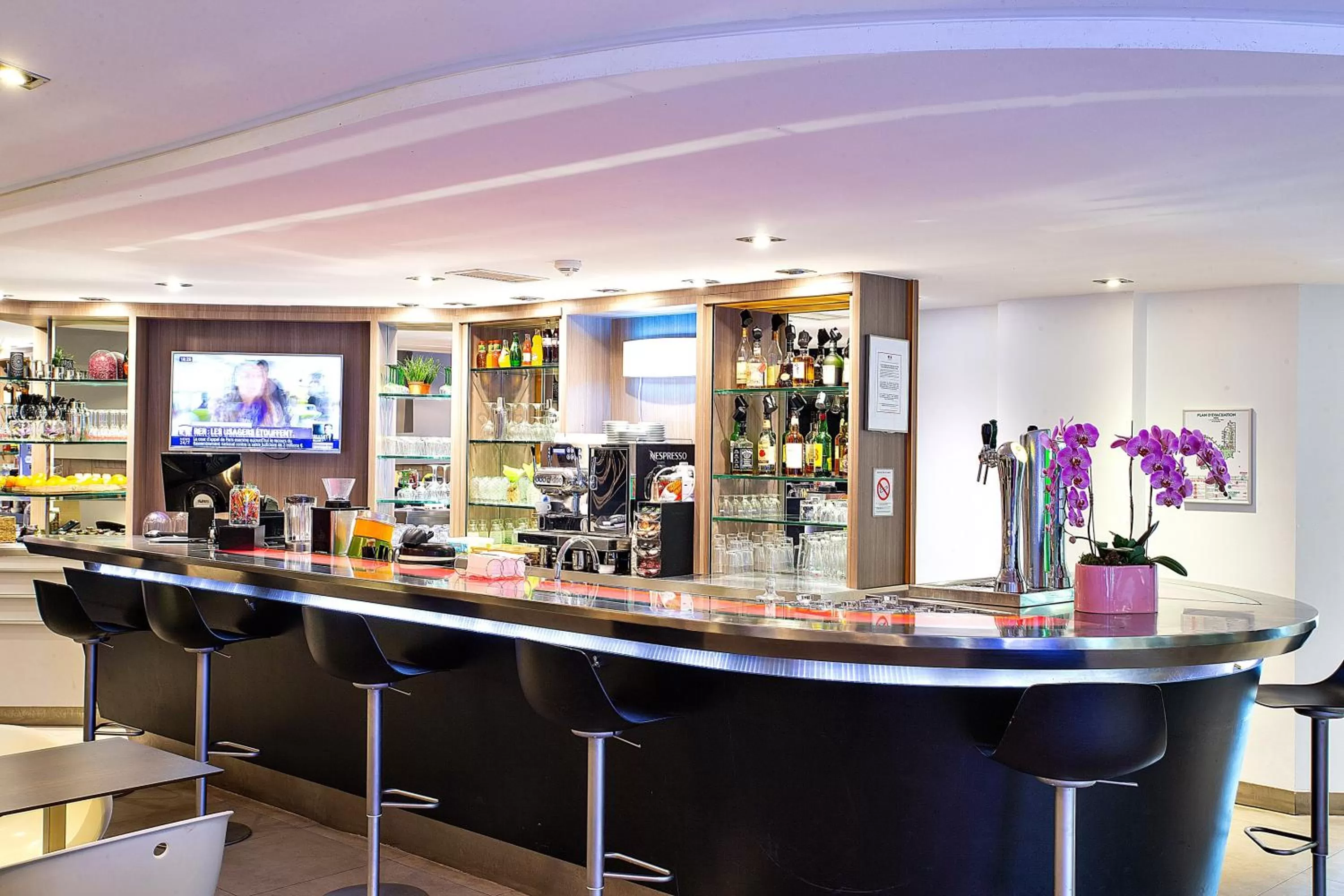Lounge or bar in Novotel Paris Orly Rungis Aéroport