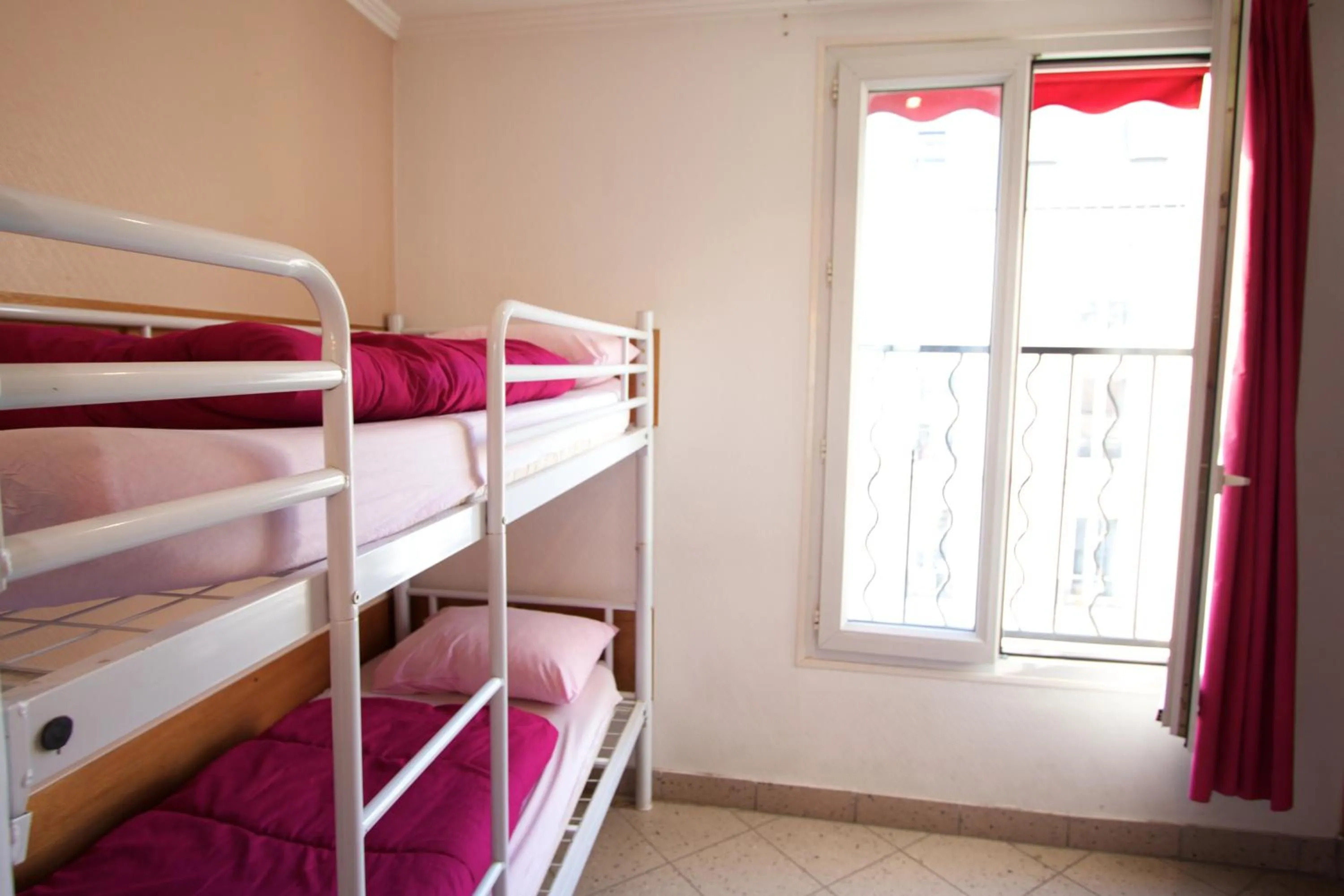 bunk bed, Bed in Auberge Internationale des Jeunes