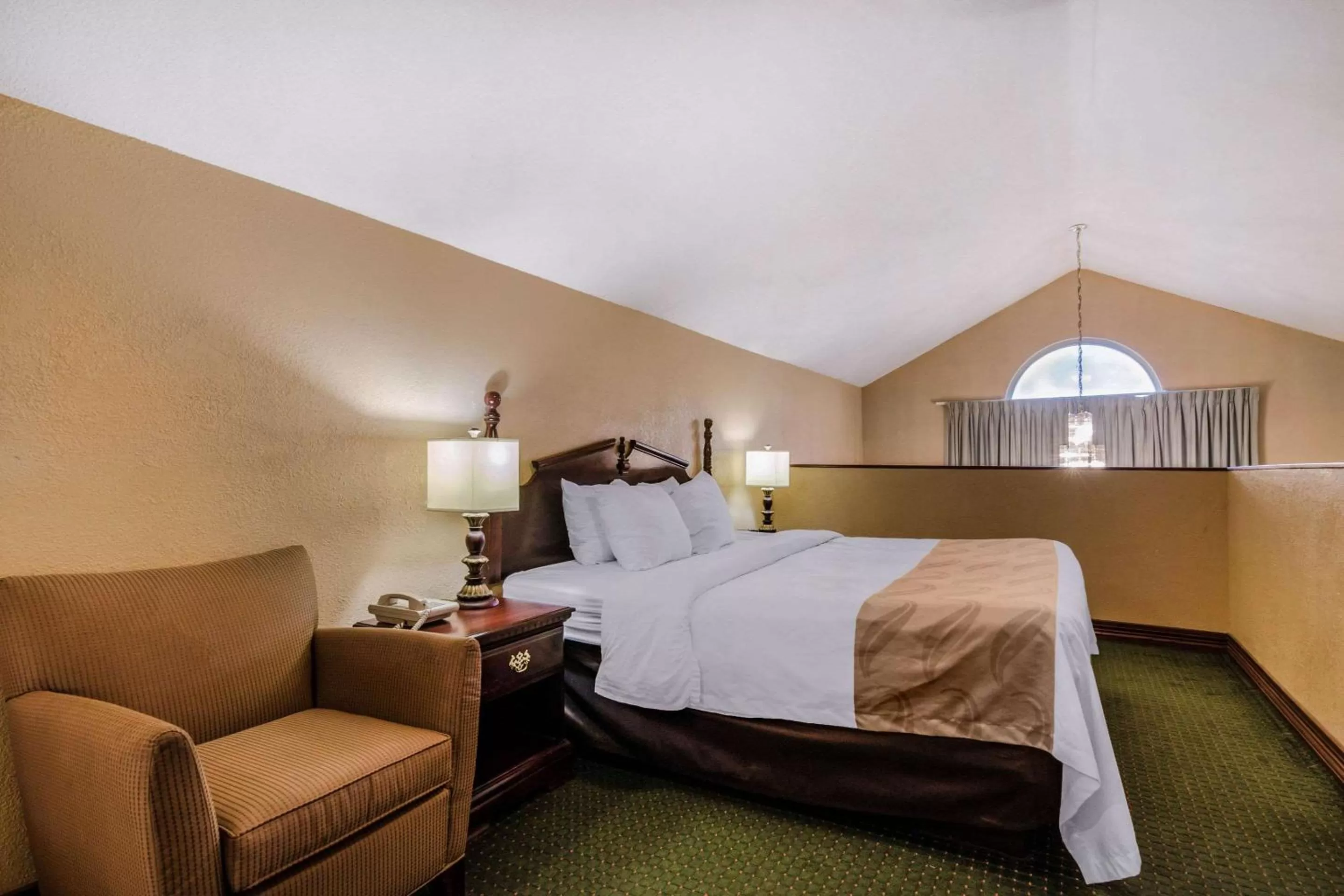 Photo of the whole room, Bed in Quality Inn & Suites Carthage near Precious Moments Chapel