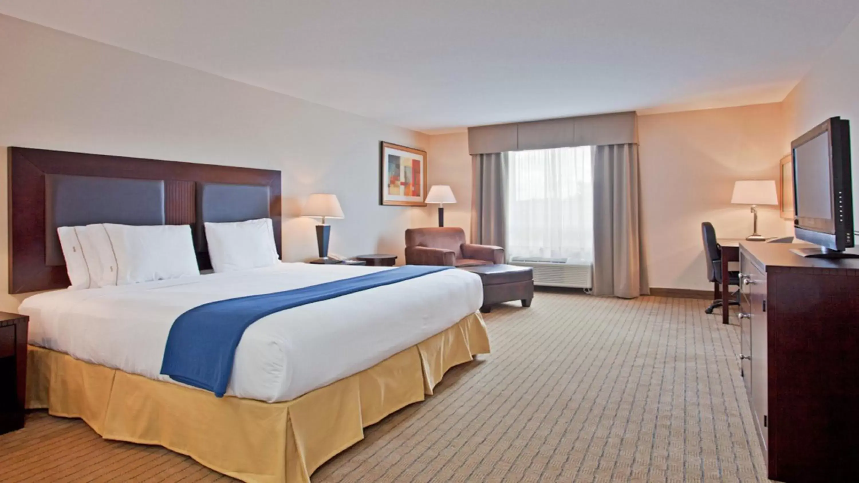 King Room - Mobility Access/Roll in Shower - Non-Smoking in Holiday Inn Express Hotel & Suites Swift Current by IHG King Room - Mobility Access/Roll in Shower - Non-Smoking in Holiday Inn Express Hotel & Suites Swift Current by IHG