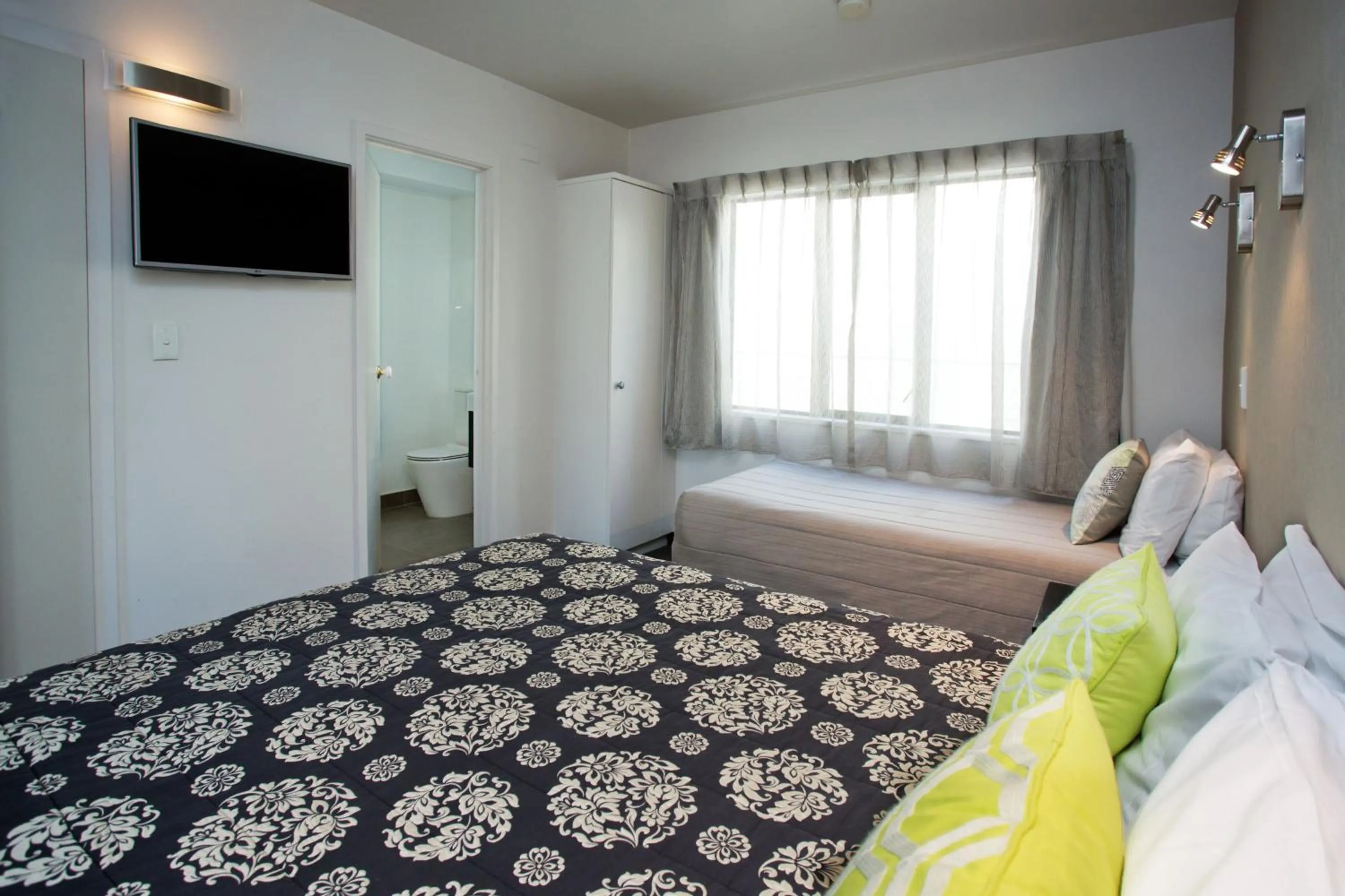 Bedroom, Bed in Cable Court Motel