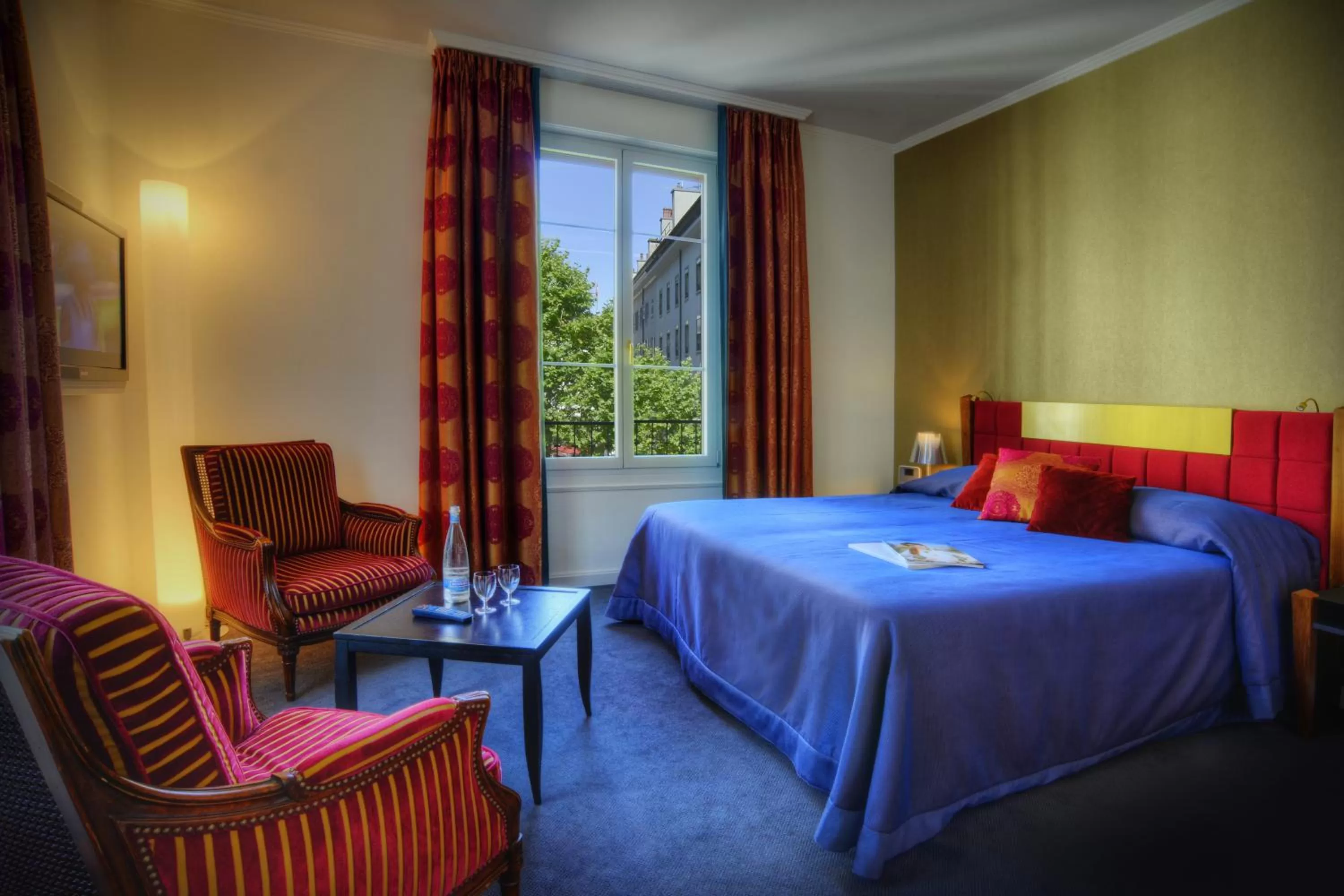 Photo of the whole room, Bed in The Ambassador