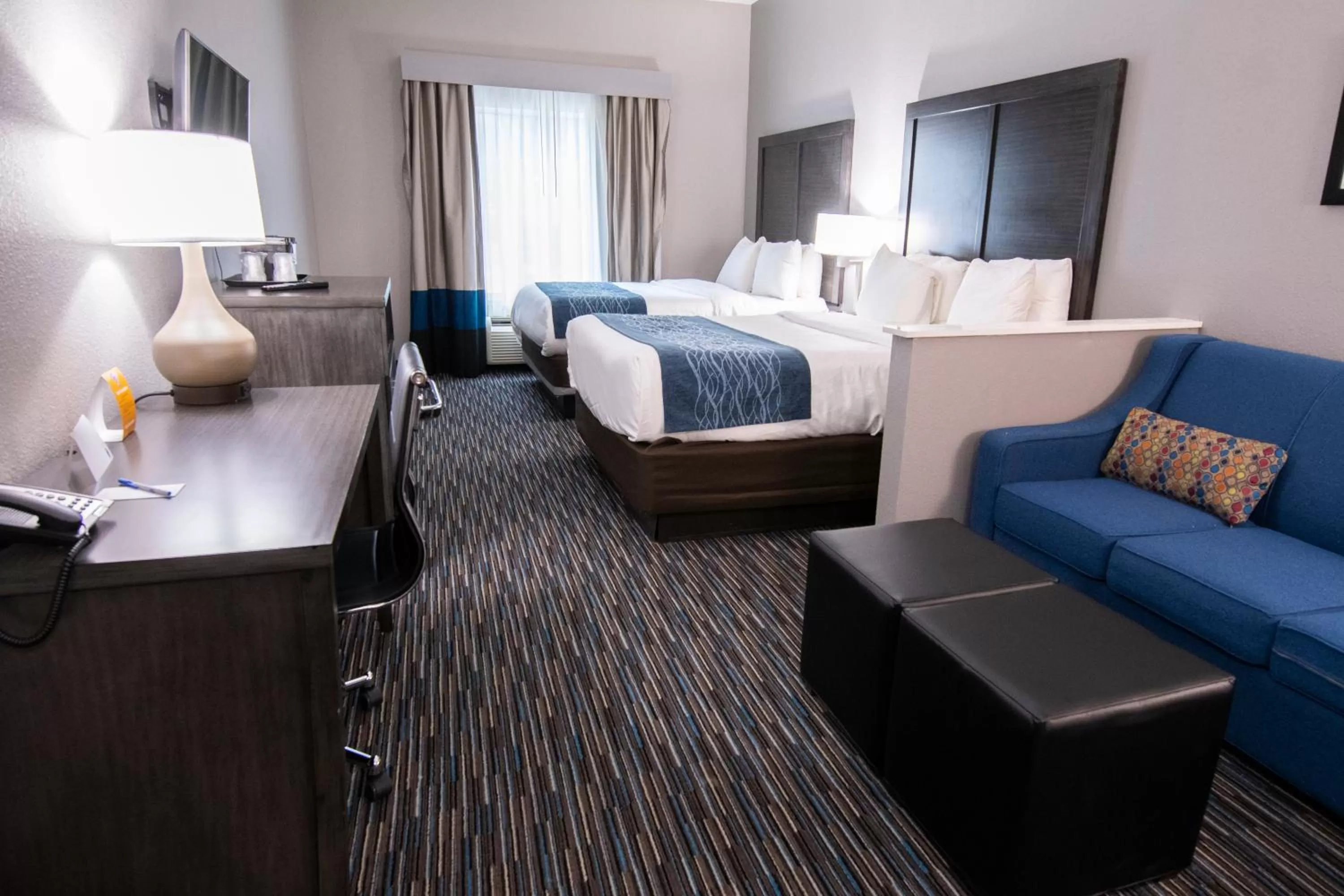 Photo of the whole room, Bed in Comfort Inn & Suites Near Medical Center