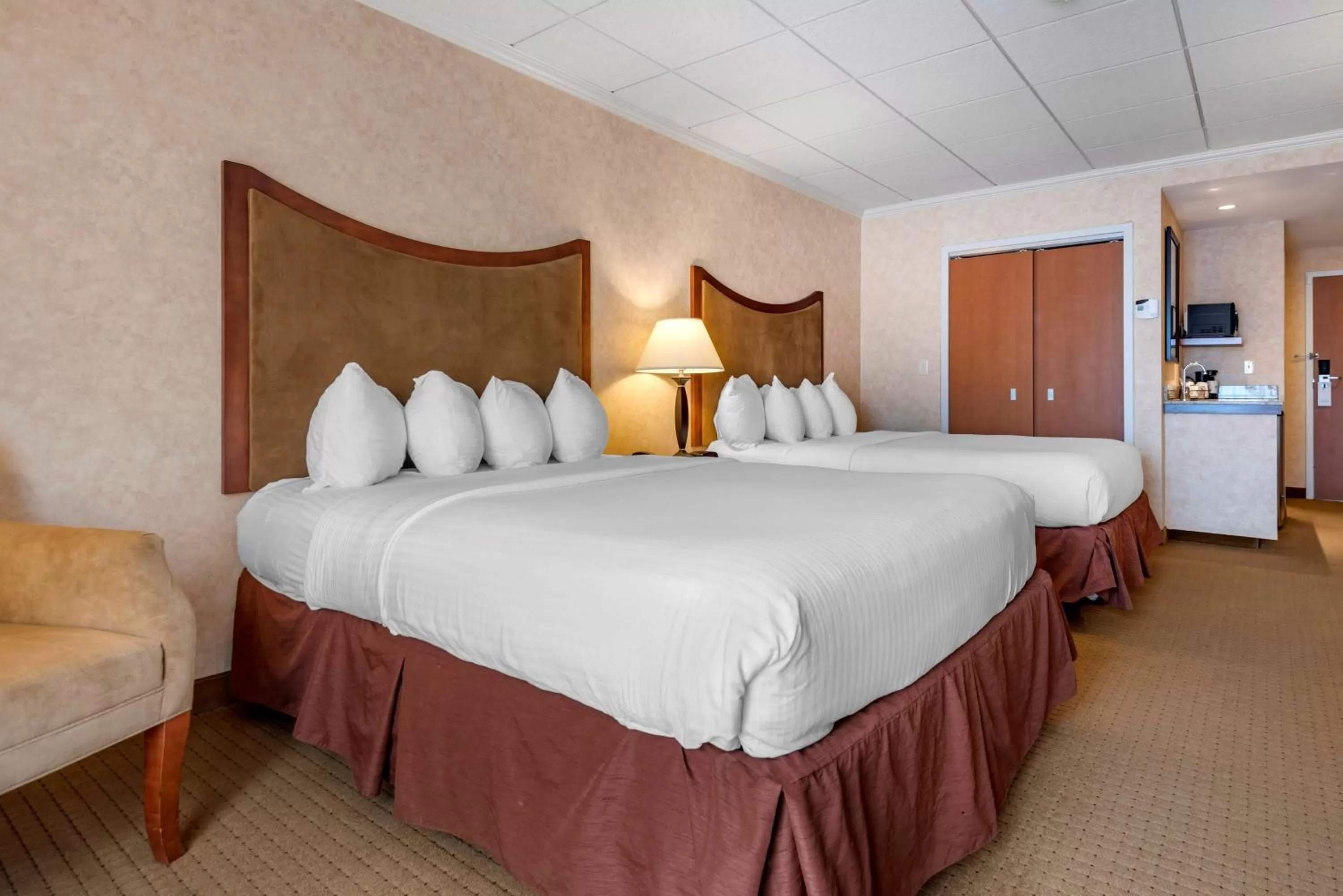 Bed in Best Western Plus Oswego Hotel and Conference Center