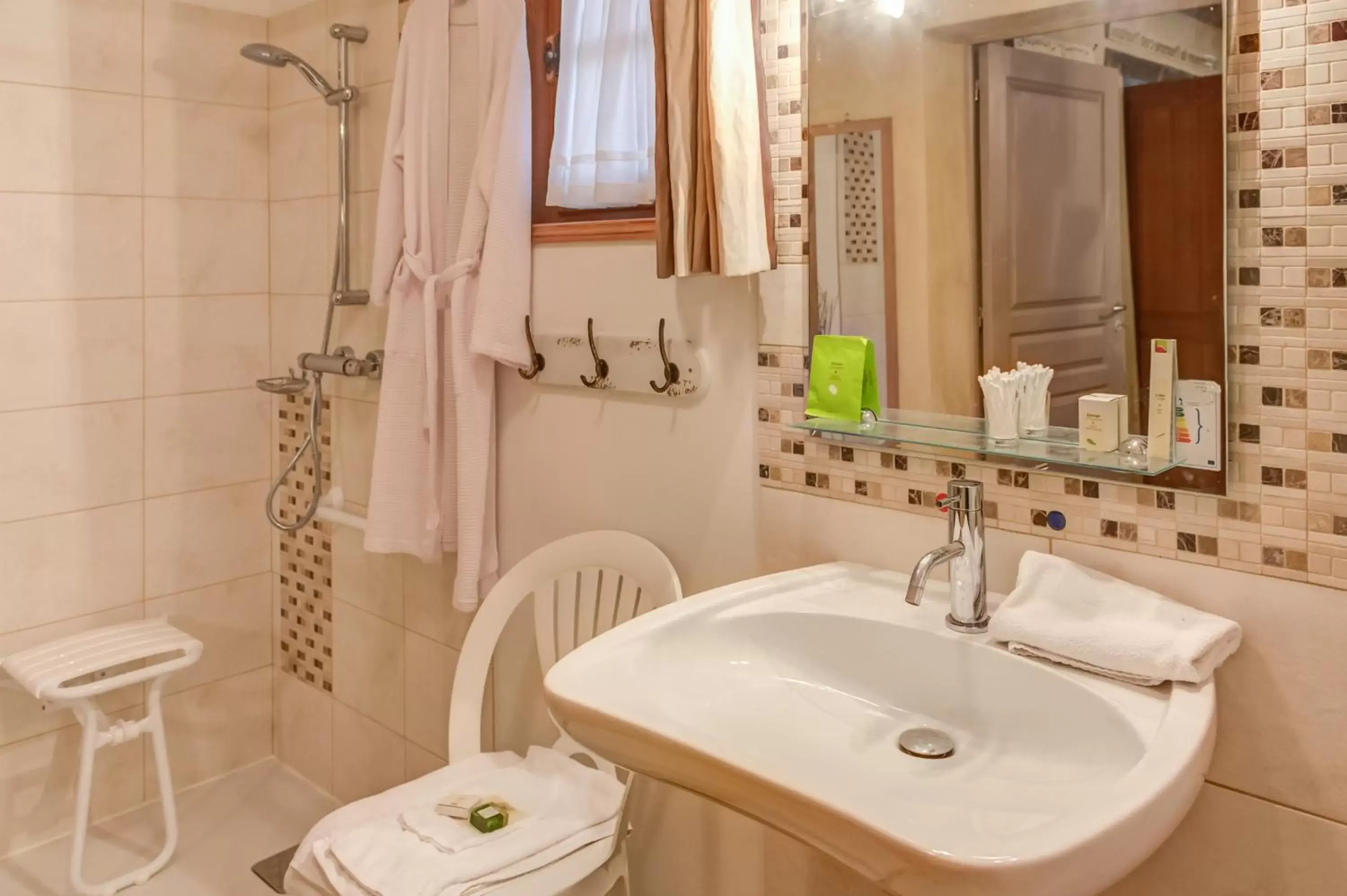 Double Room - Disability Access ( Sahara ) in Hôtel des 4 continents - Le Mans Double Room - Disability Access ( Sahara ) in Hôtel des 4 continents - Le Mans