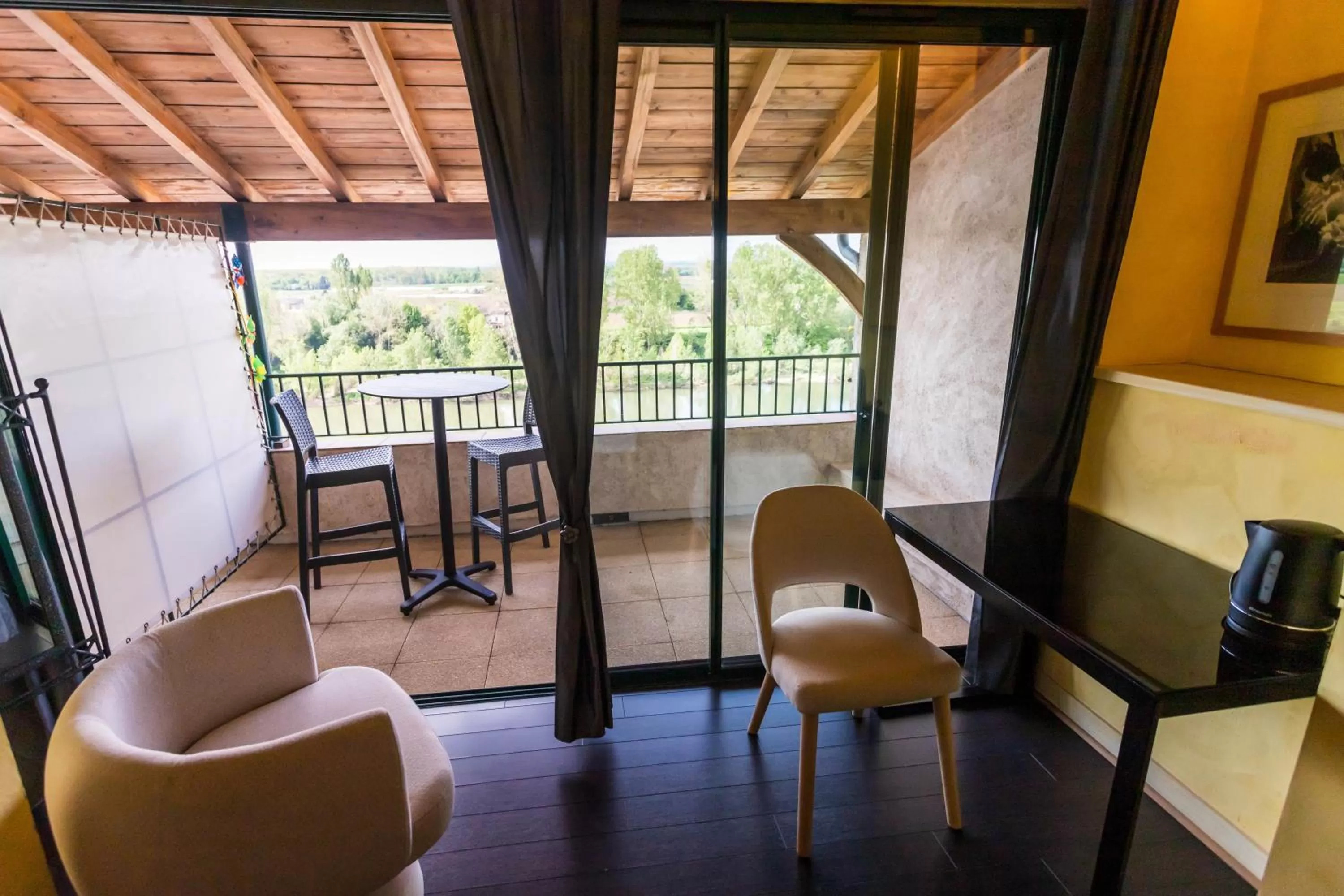 View (from property/room) in CÔTE GARONNE le BALCON DES DAMES -hôtel et restaurant- Tonneins Fauillet Marmande - vue panoramique bord de Garonne chambres climatisées