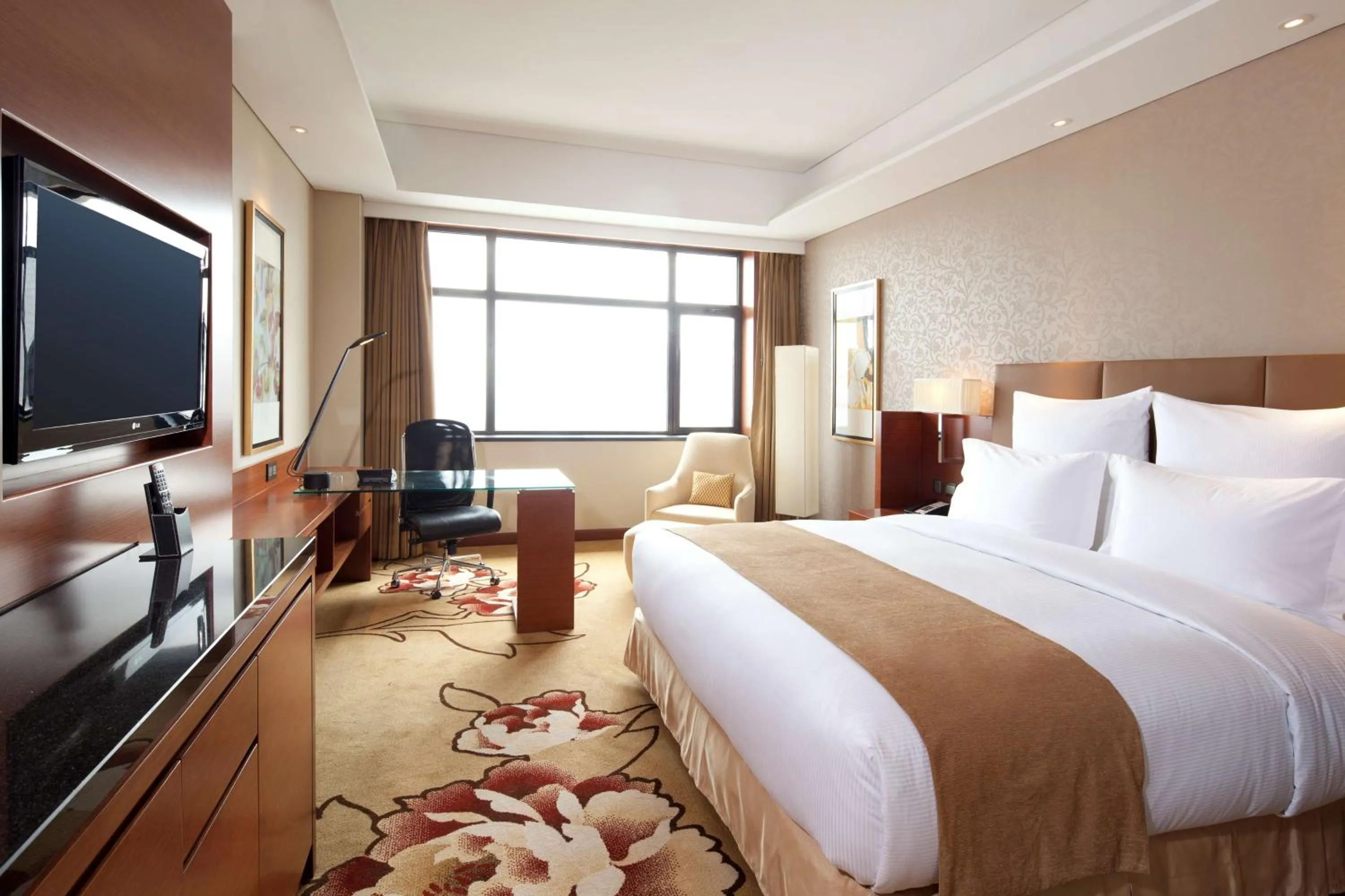 Bedroom, Bed in DoubleTree by Hilton Shenyang