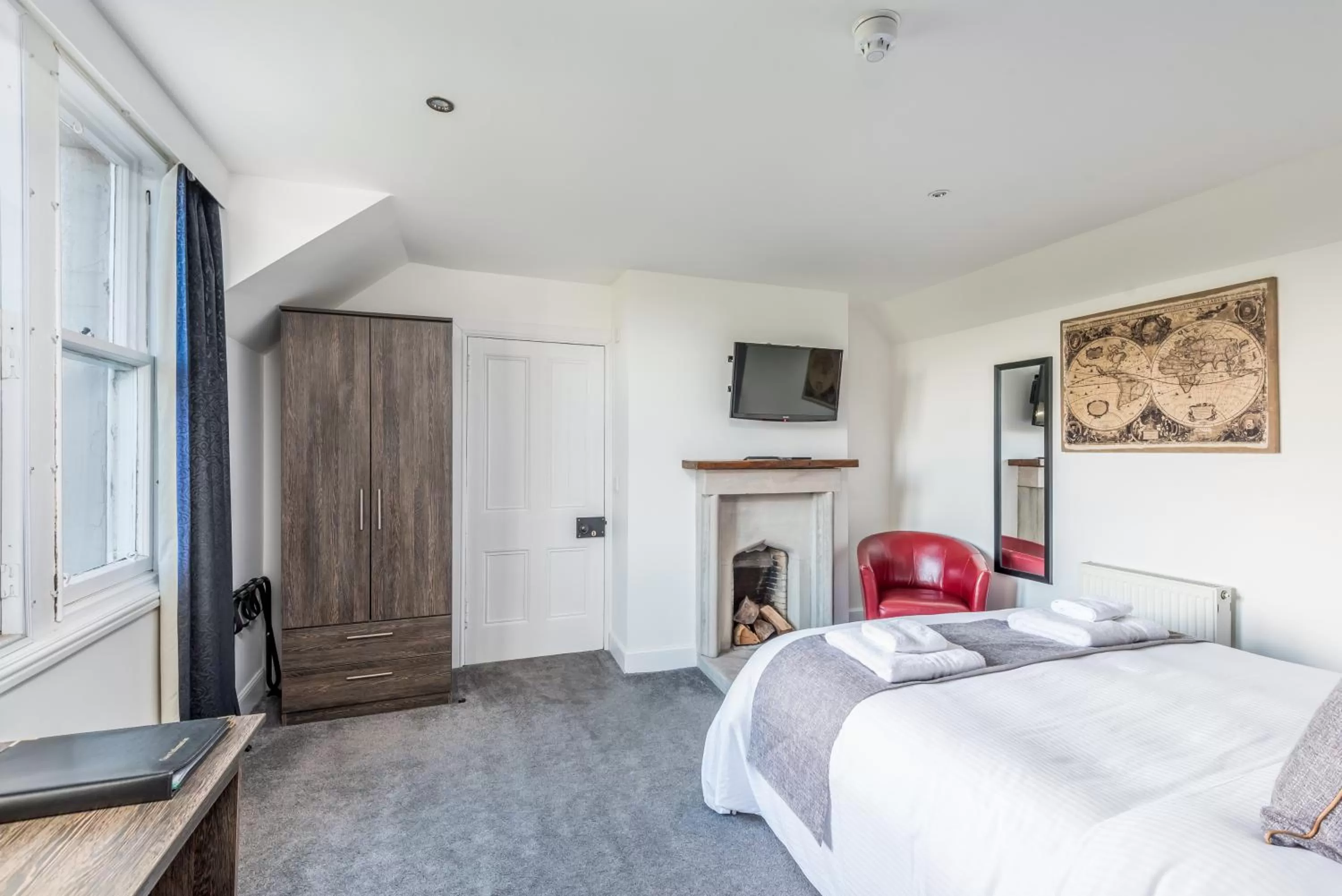 Bed in Grey Harlings Rooms