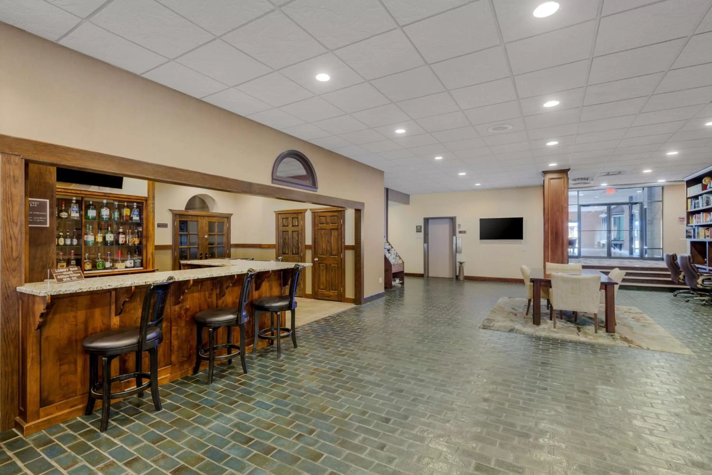 Lounge or bar in Best Western Plus Wooster Hotel & Conference Center
