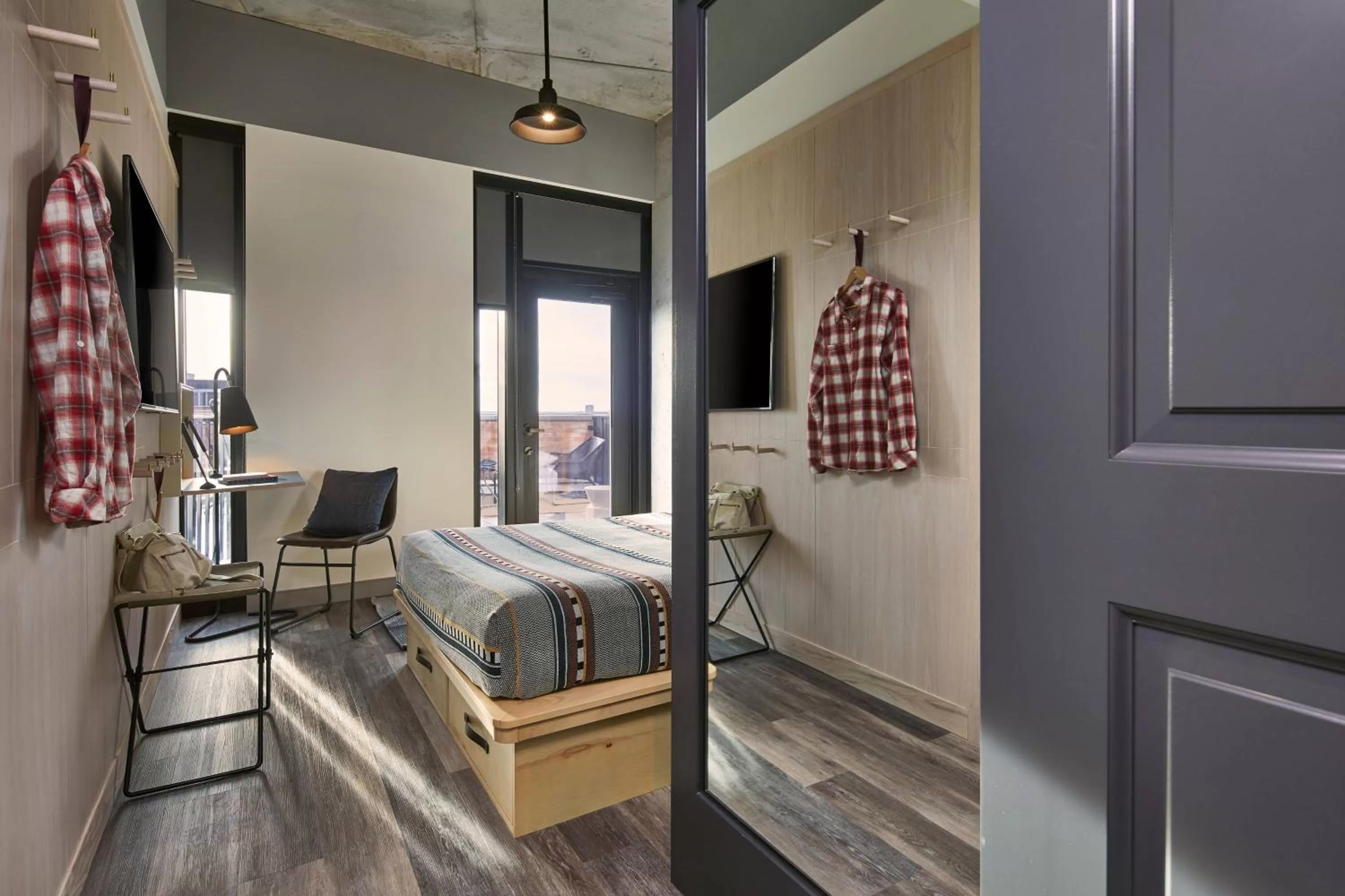 Photo of the whole room, Bed in Moxy Columbus Short North