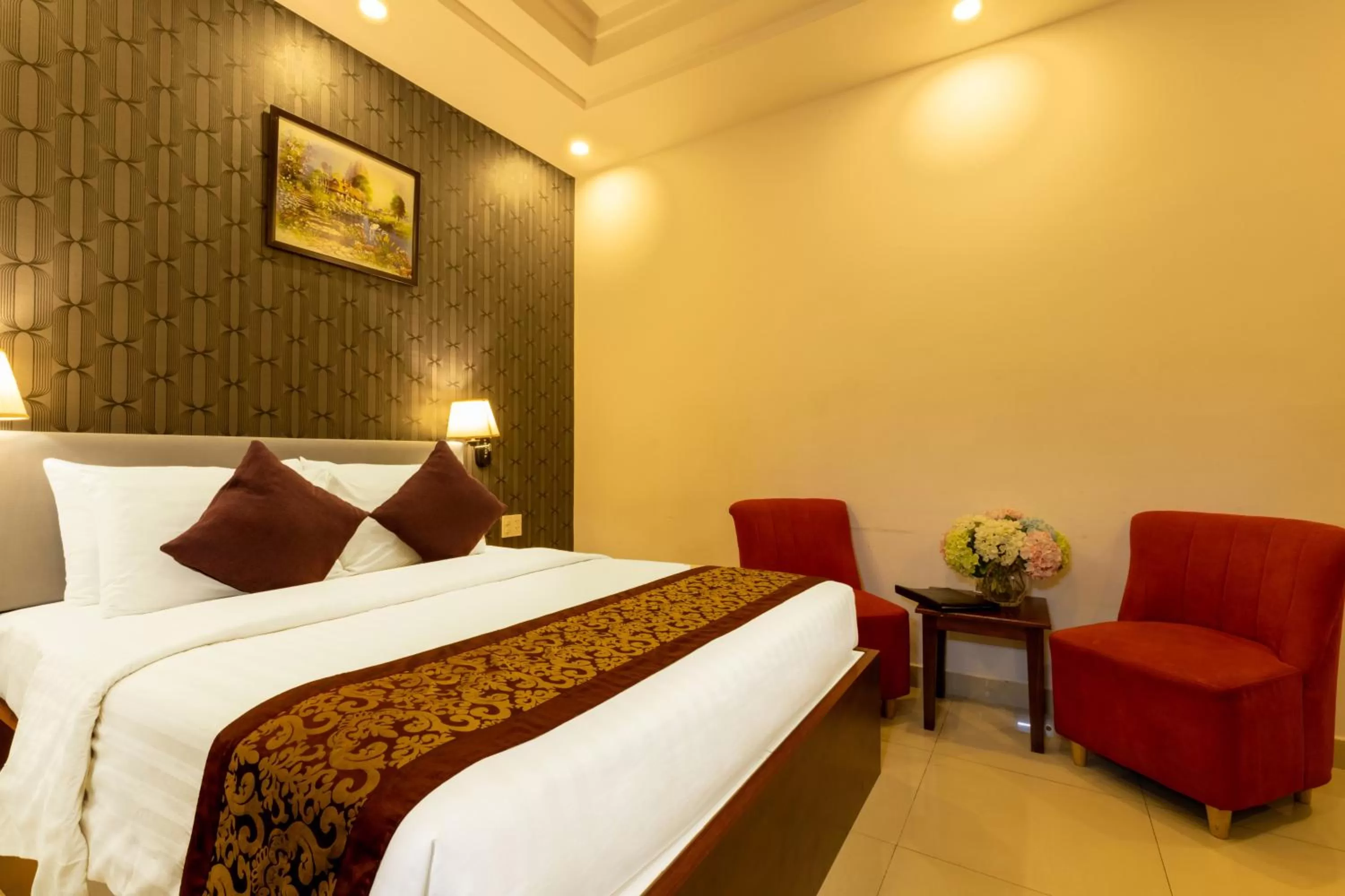 Photo of the whole room, Bed in Airport Saigon Hotel - Gần ẩm thực đêm chợ Phạm Văn Hai