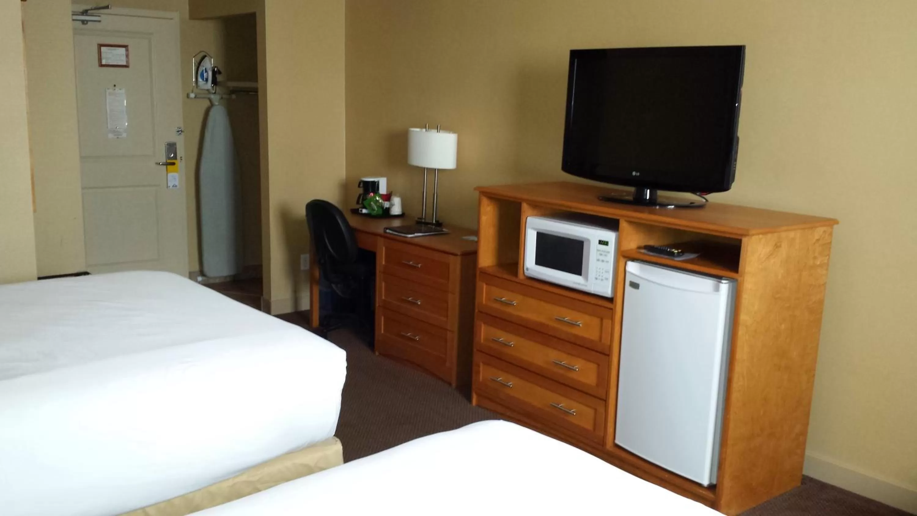 TV and multimedia, Bed in Days Inn & Suites by Wyndham West Edmonton