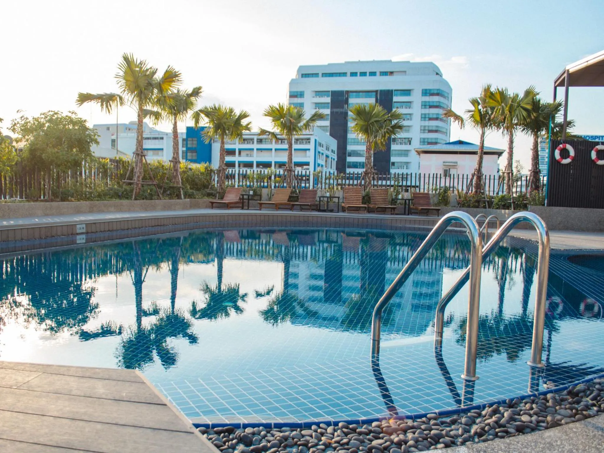 Swimming pool in Happihaus Hotel Bangkok