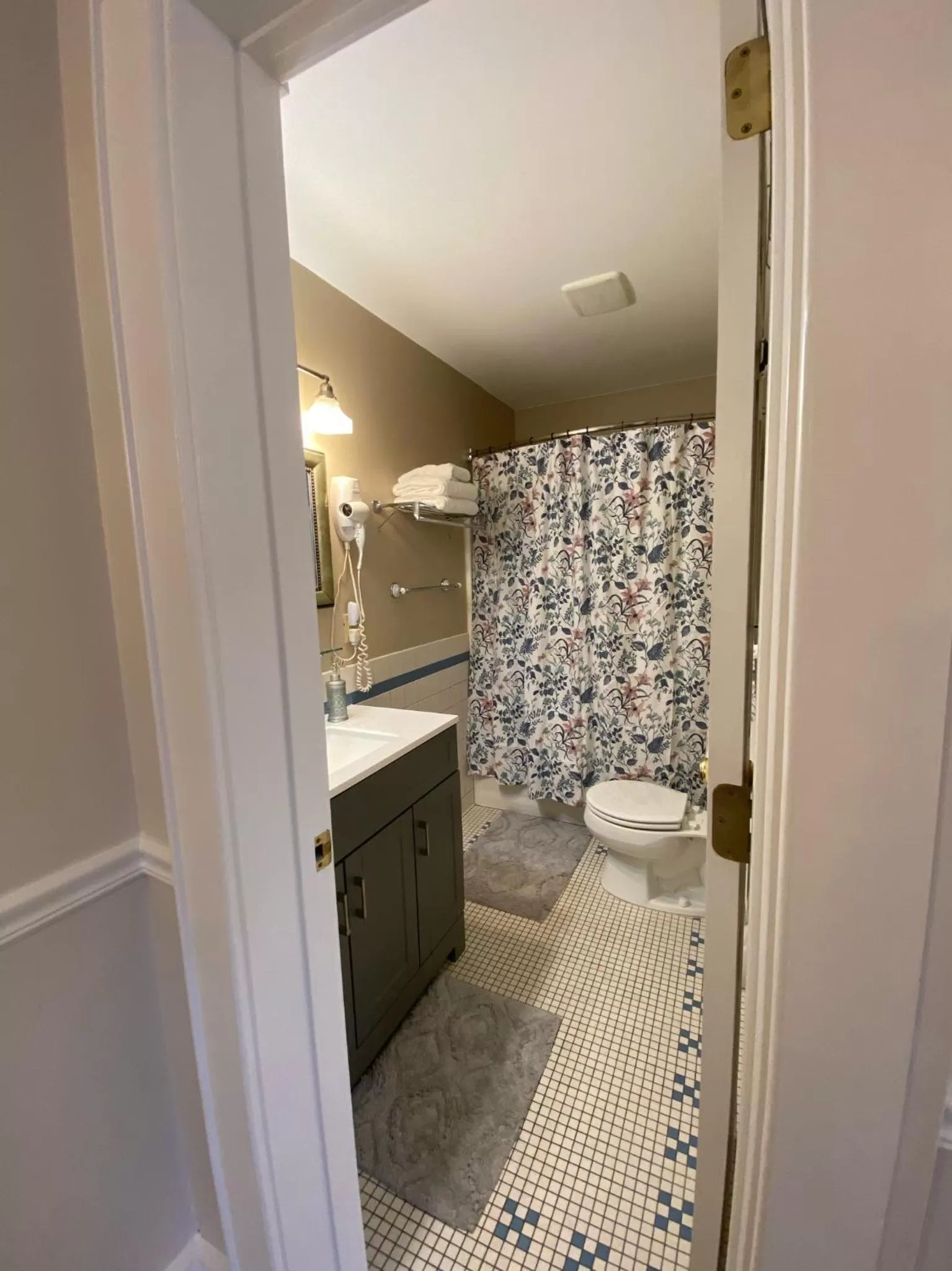 Shower, Bathroom in Goldsmith's River Front Inn