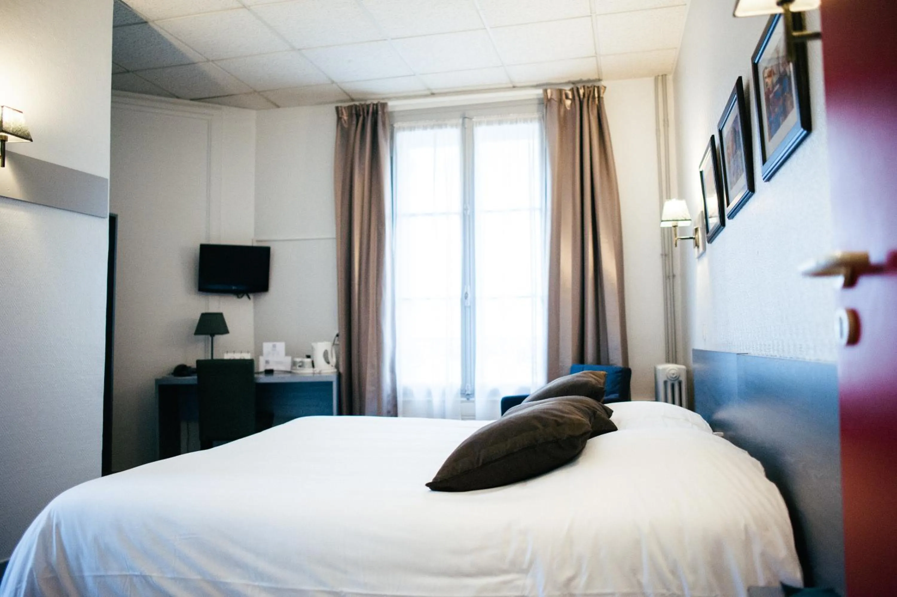 Photo of the whole room, Bed in Hôtel Carmin