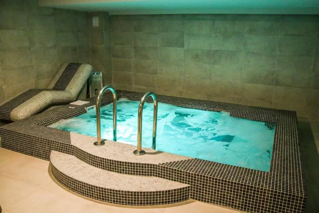 Hot Tub, Swimming Pool in Vila Cornelia