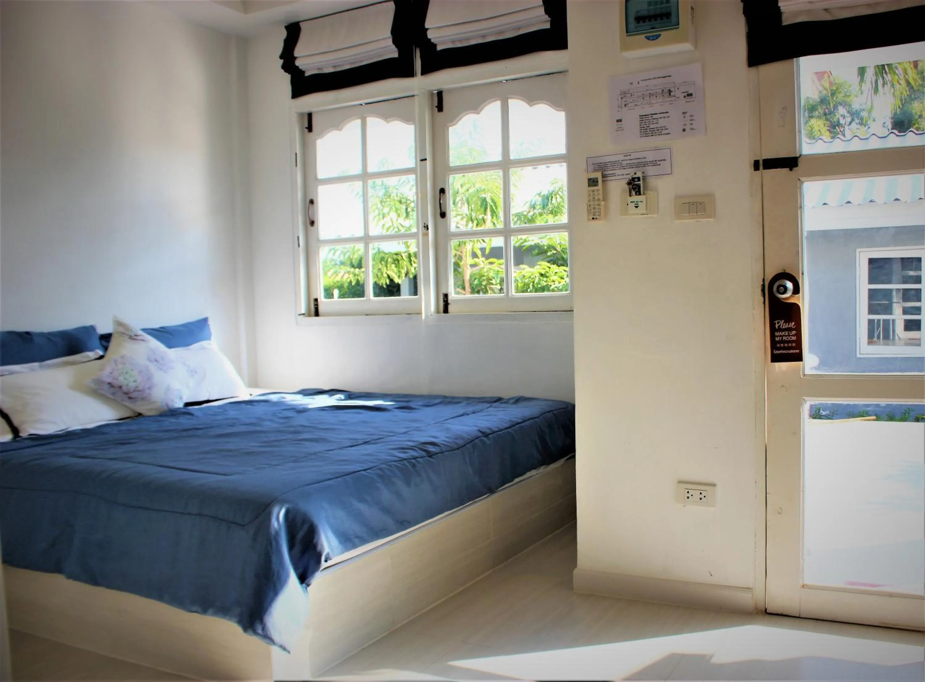 Bedroom, Bed in 1715 House - White Rhino