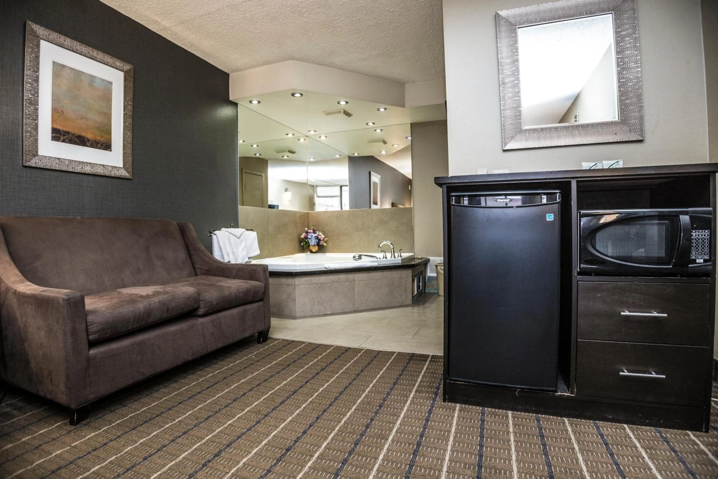 Living room in Mississauga Gate Inn