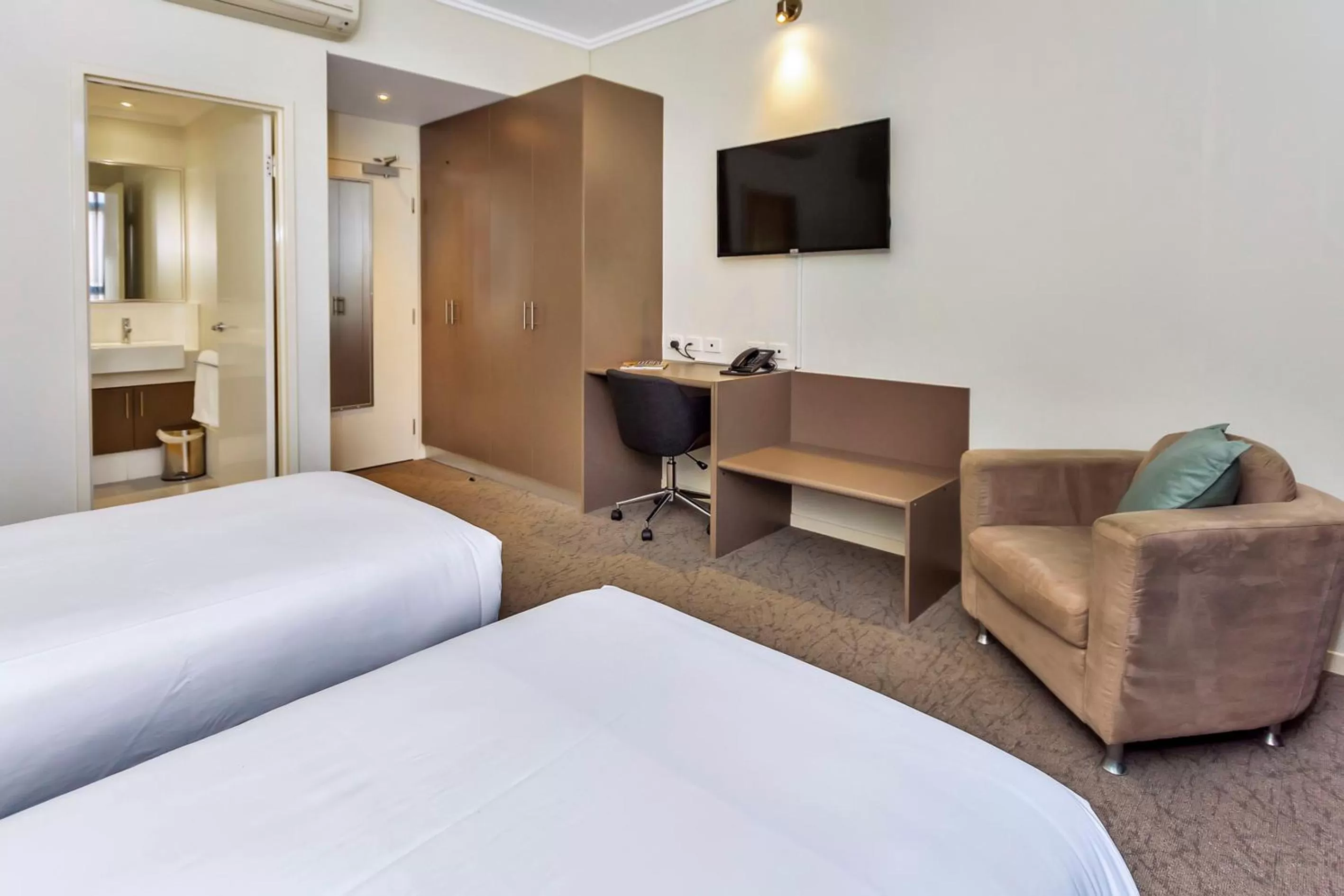 Bathroom, Bed in New Haus by Hougoumont Hotel, former Bannister 22