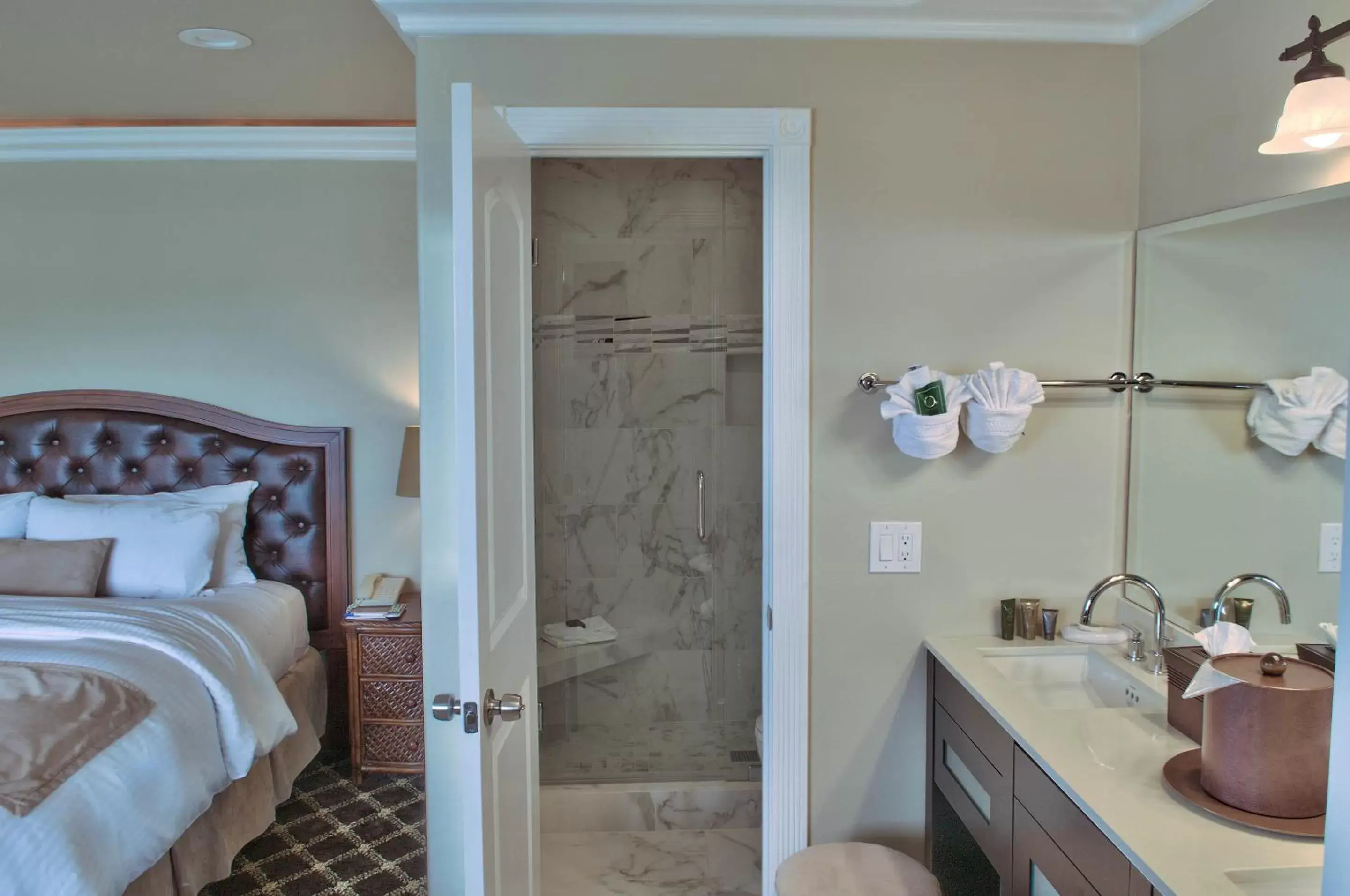 One-Bedroom King Suite in Lovers Point Inn One-Bedroom King Suite in Lovers Point Inn