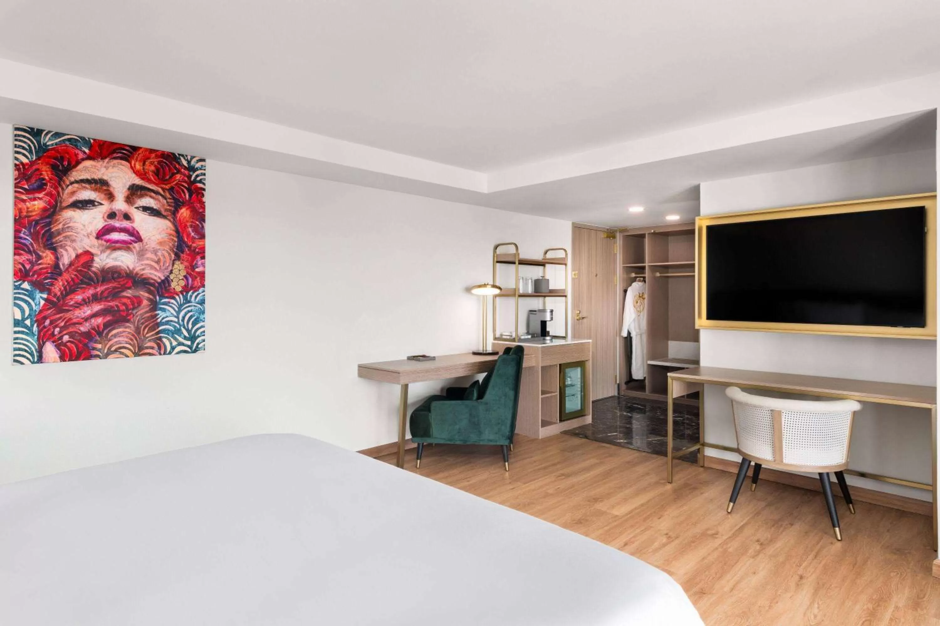 Photo of the whole room, Bed in Dolce by Wyndham Hollywood