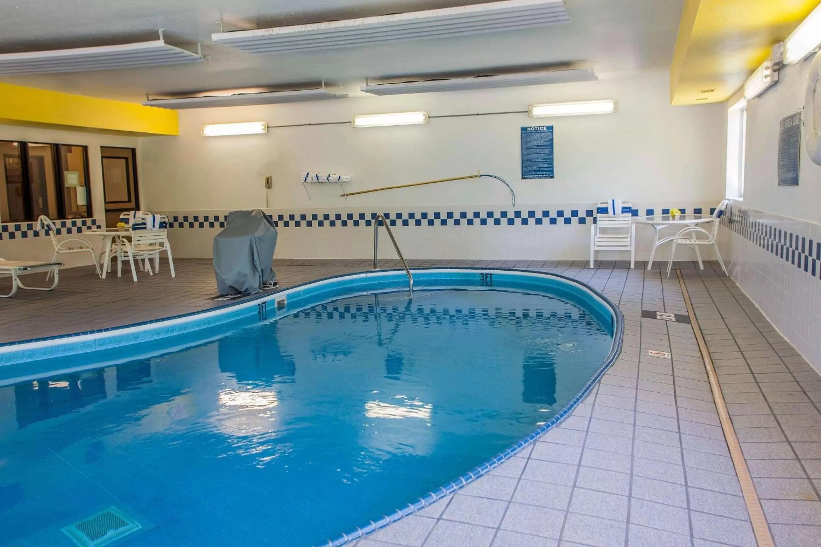 Swimming pool in Comfort Suites Peoria I-74