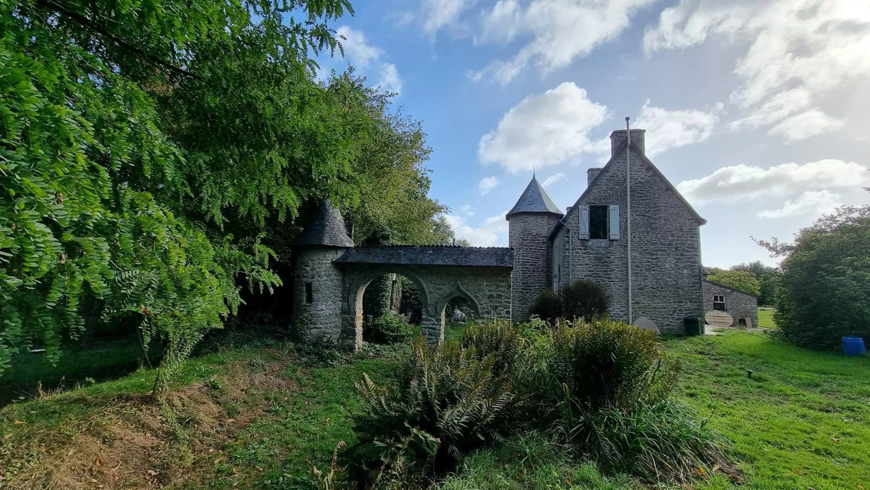 Day, Property Building in Le Manoir de Menglieu