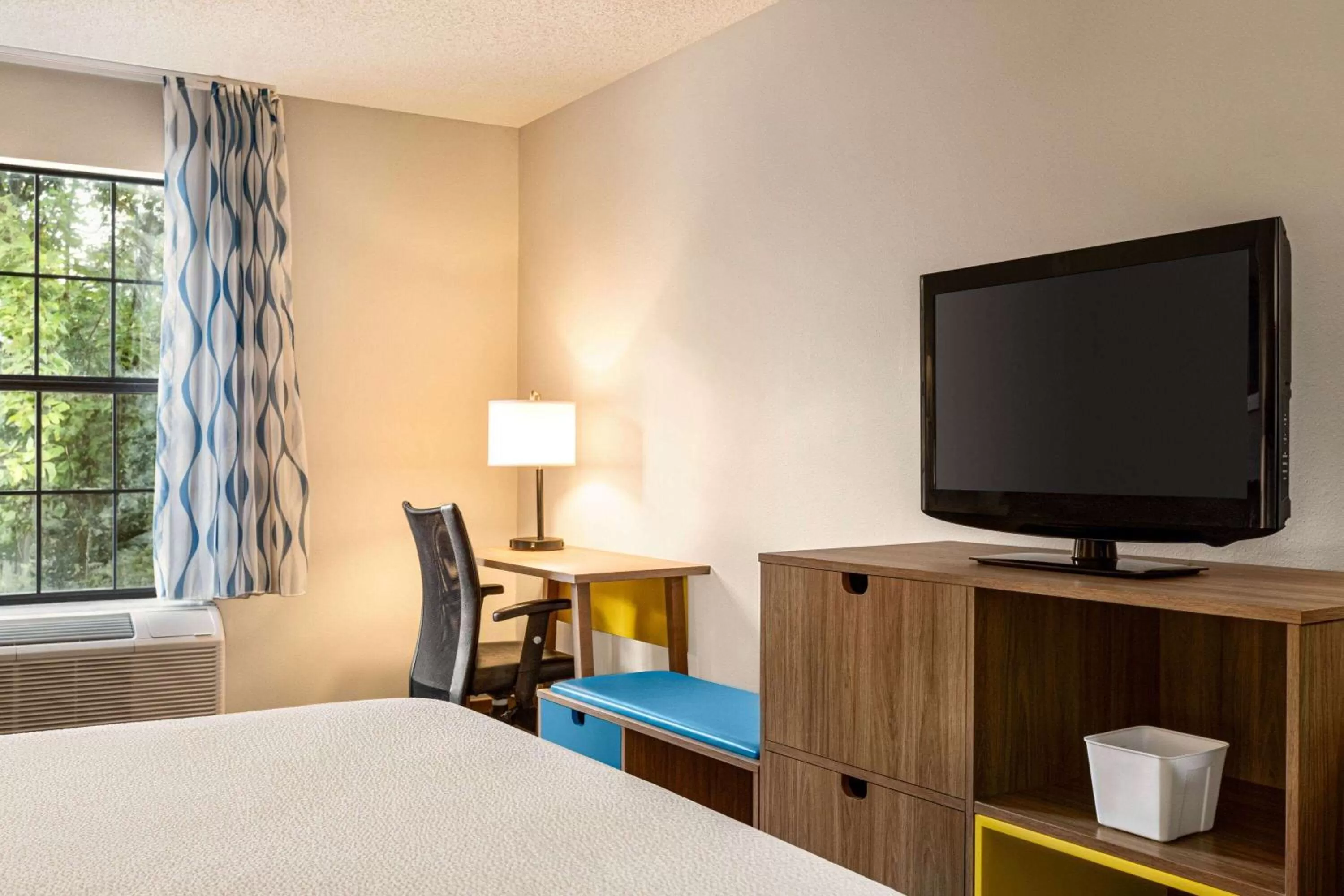 Photo of the whole room, Bed in Days Inn by Wyndham Shallotte