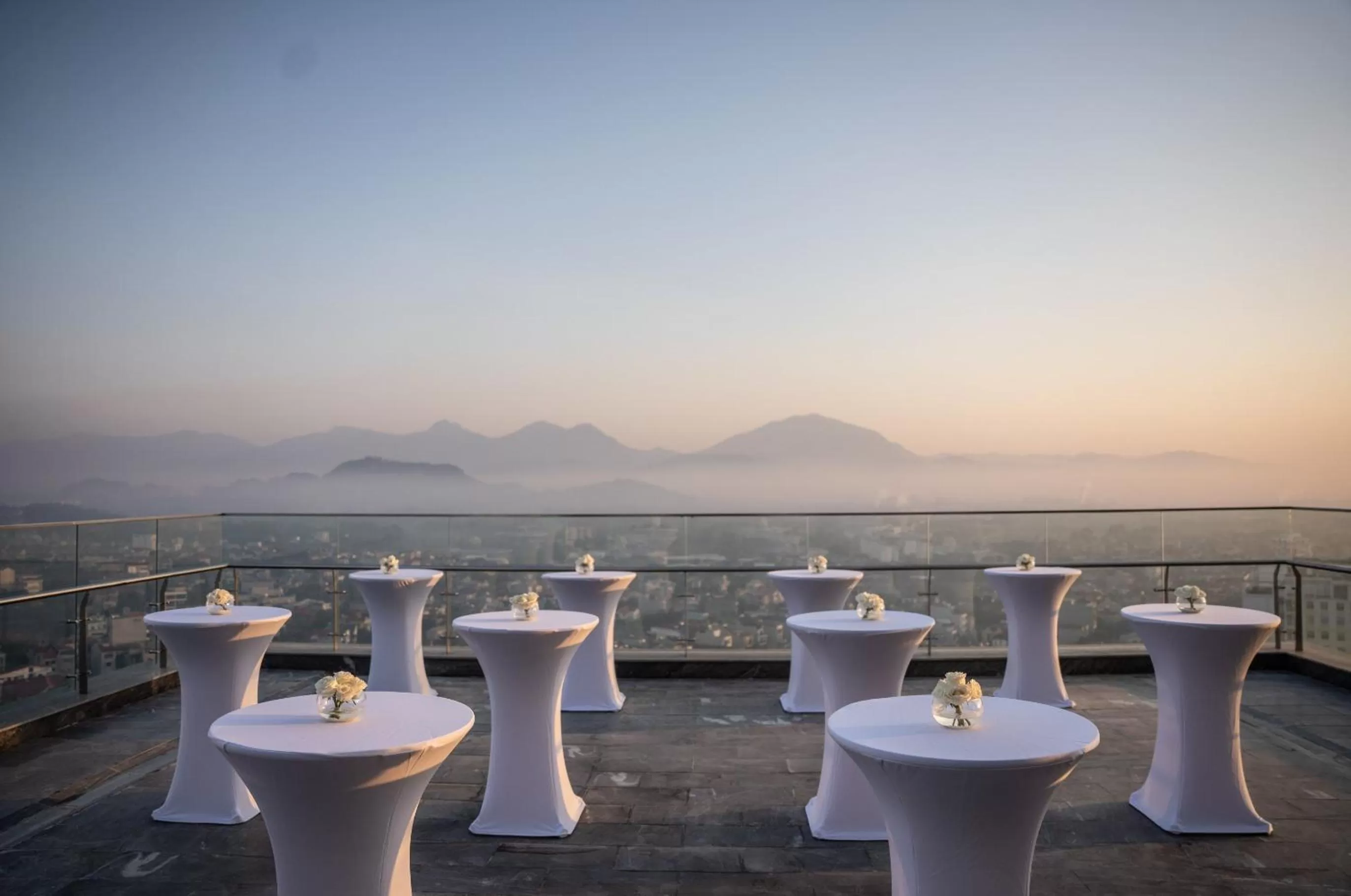 Restaurant/places to eat in Crowne Plaza Vinh Yen City Centre by IHG