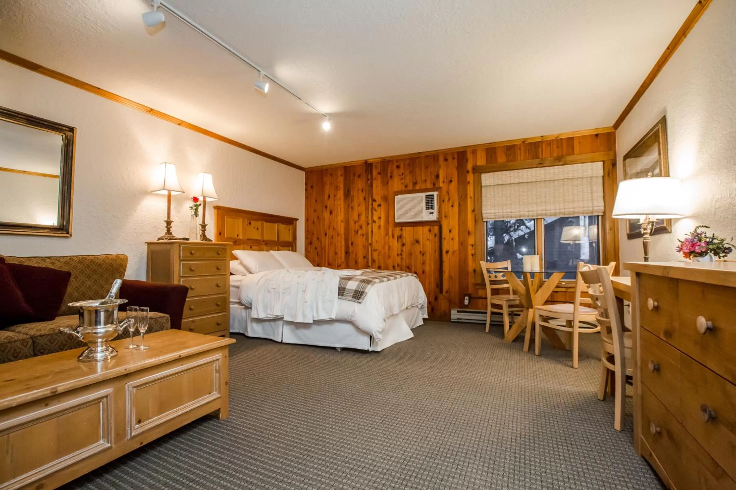 Photo of the whole room, Bed in Kandahar Lodge at Whitefish Mountain Resort