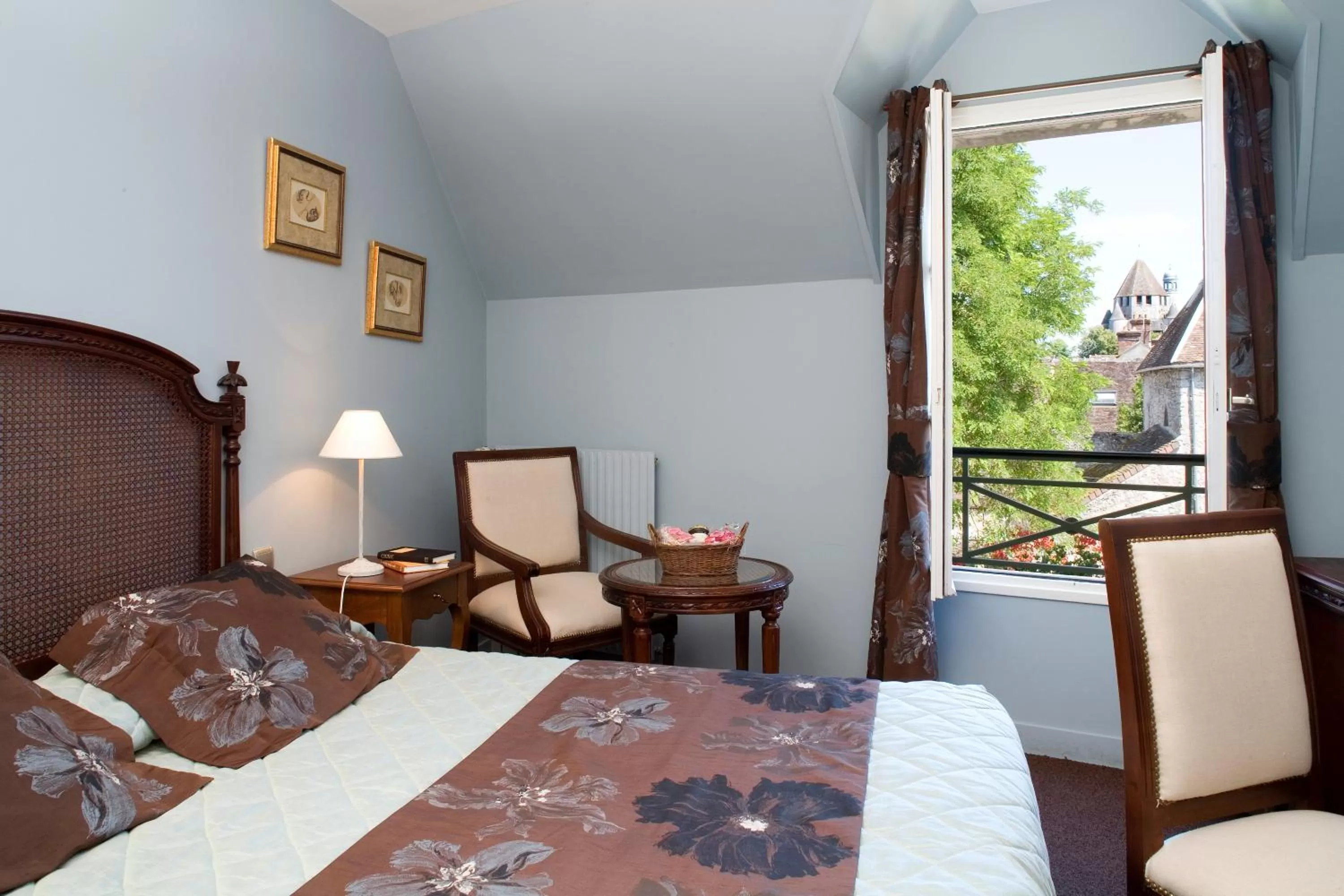 Nearby landmark, Bed in Hôtel Aux Vieux Remparts