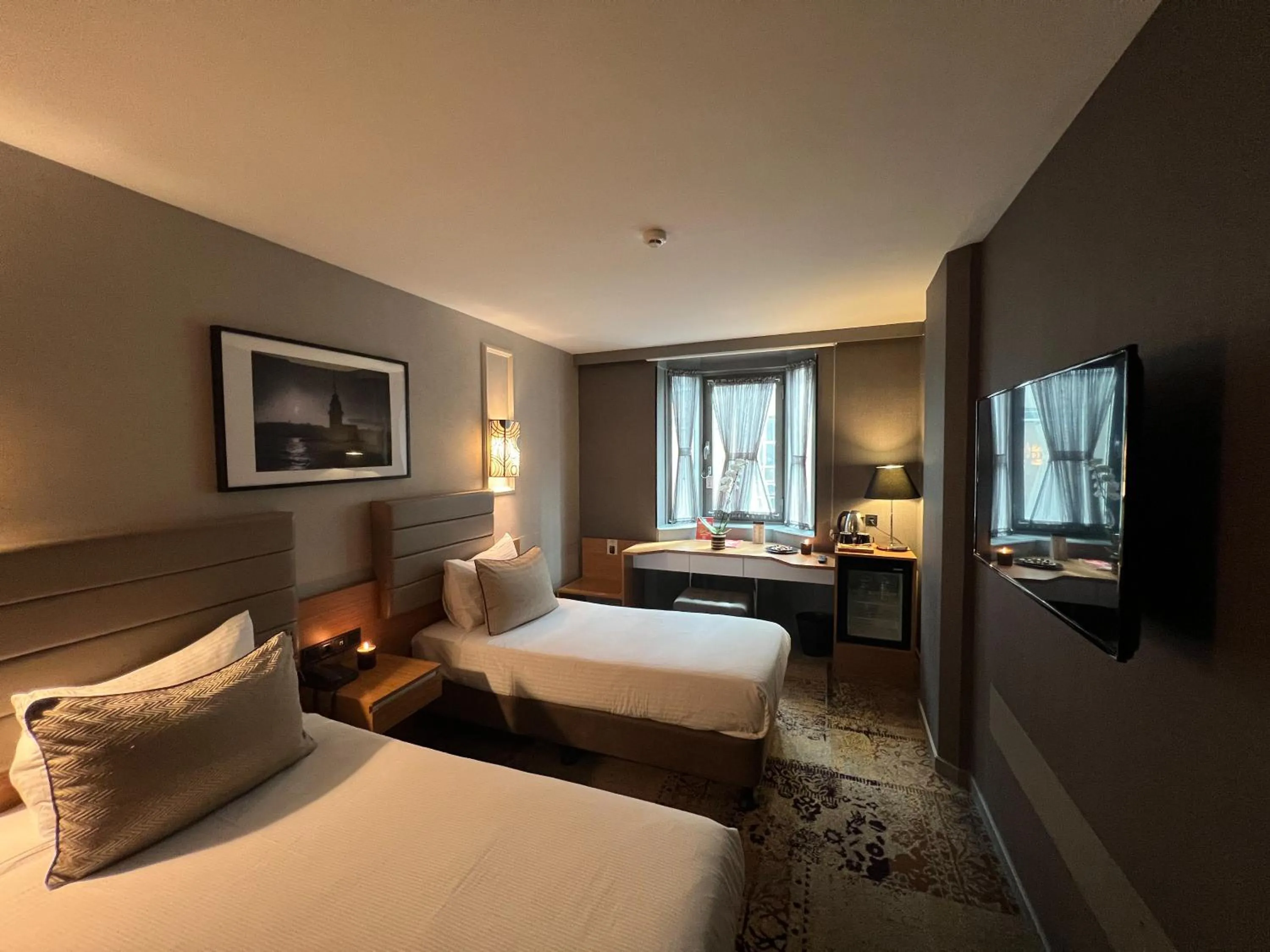 Photo of the whole room, Bed in All Seasons Hotel