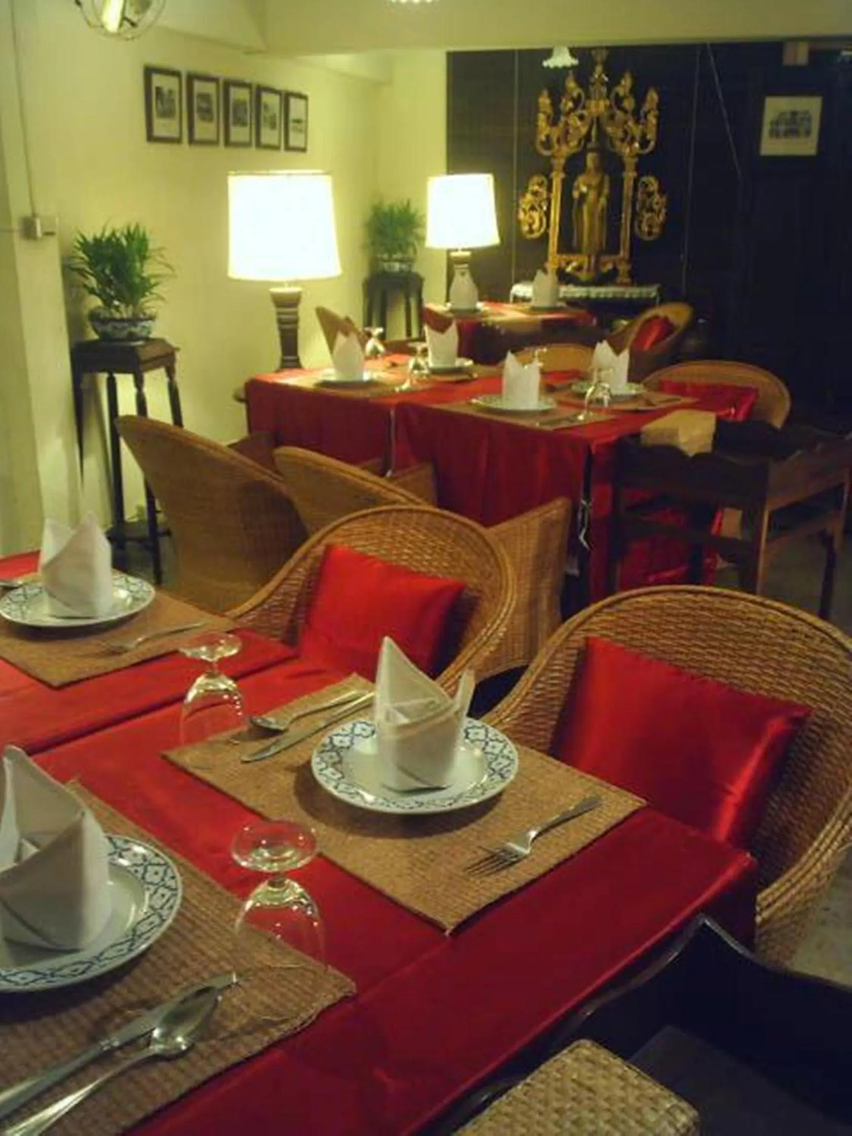 Restaurant/places to eat in Tri Yaan Na Ros Colonial House