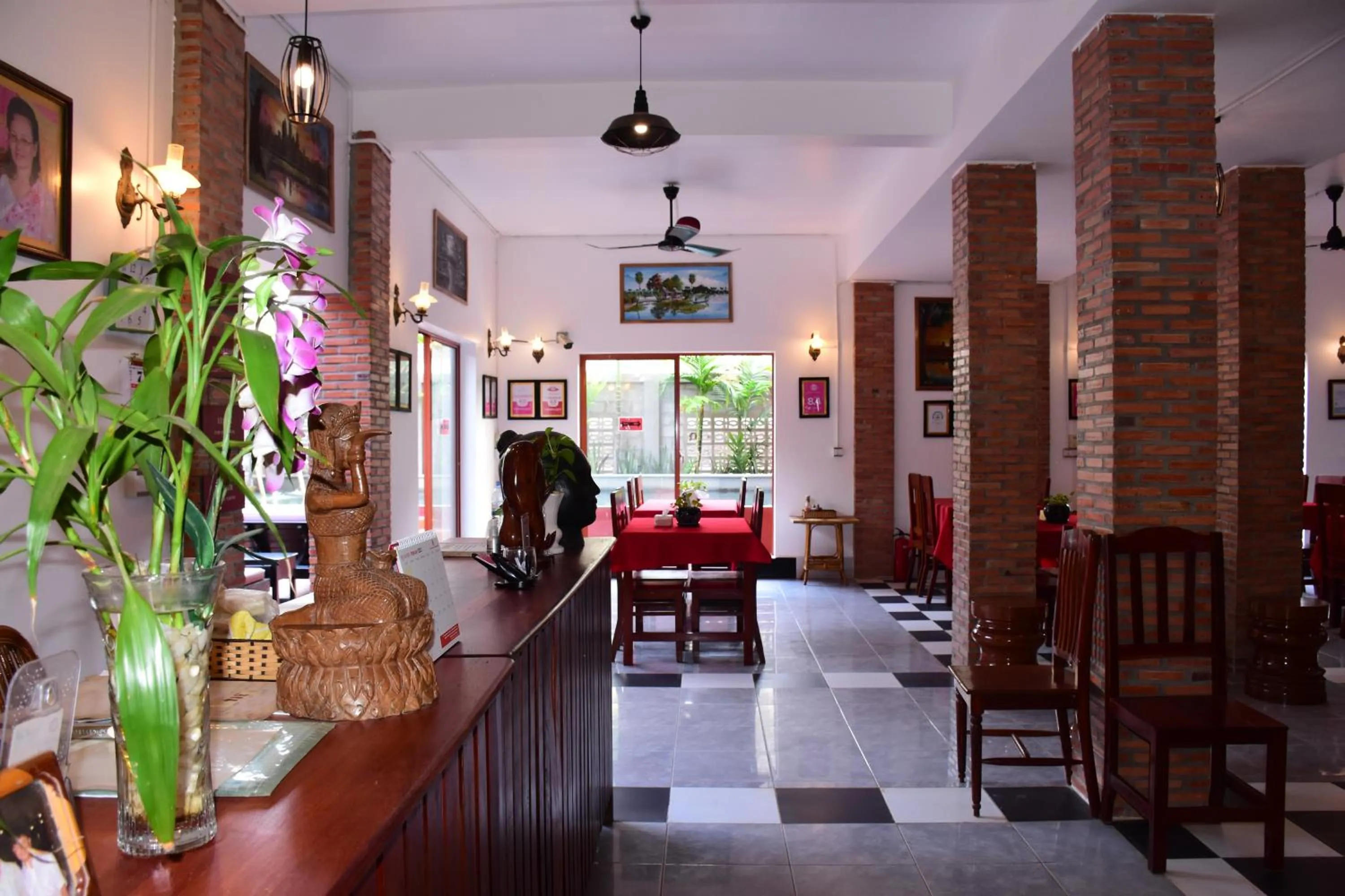 Restaurant/places to eat in Bou Savy Guesthouse