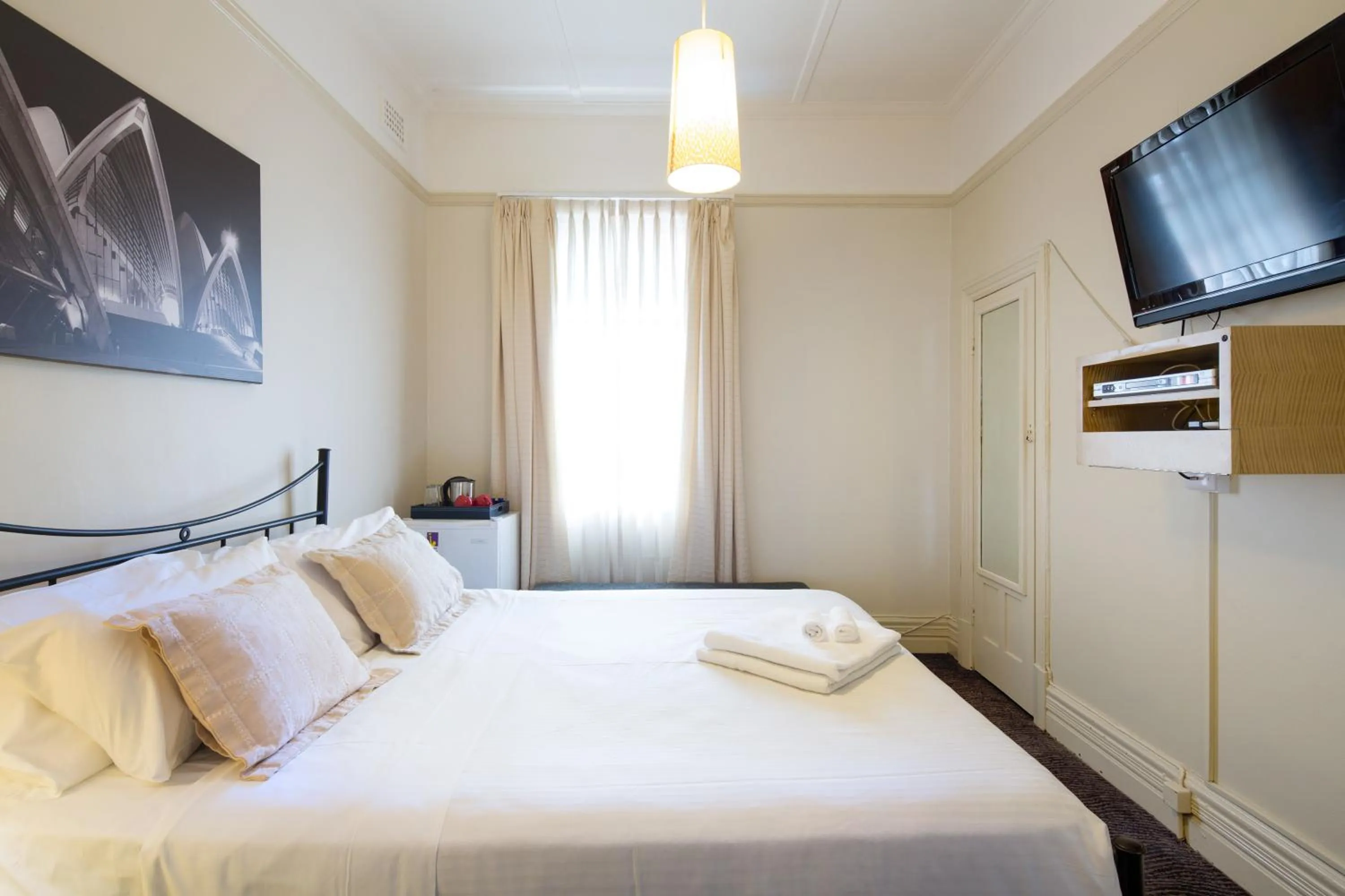 Photo of the whole room, Bed in Neutral Bay Lodge