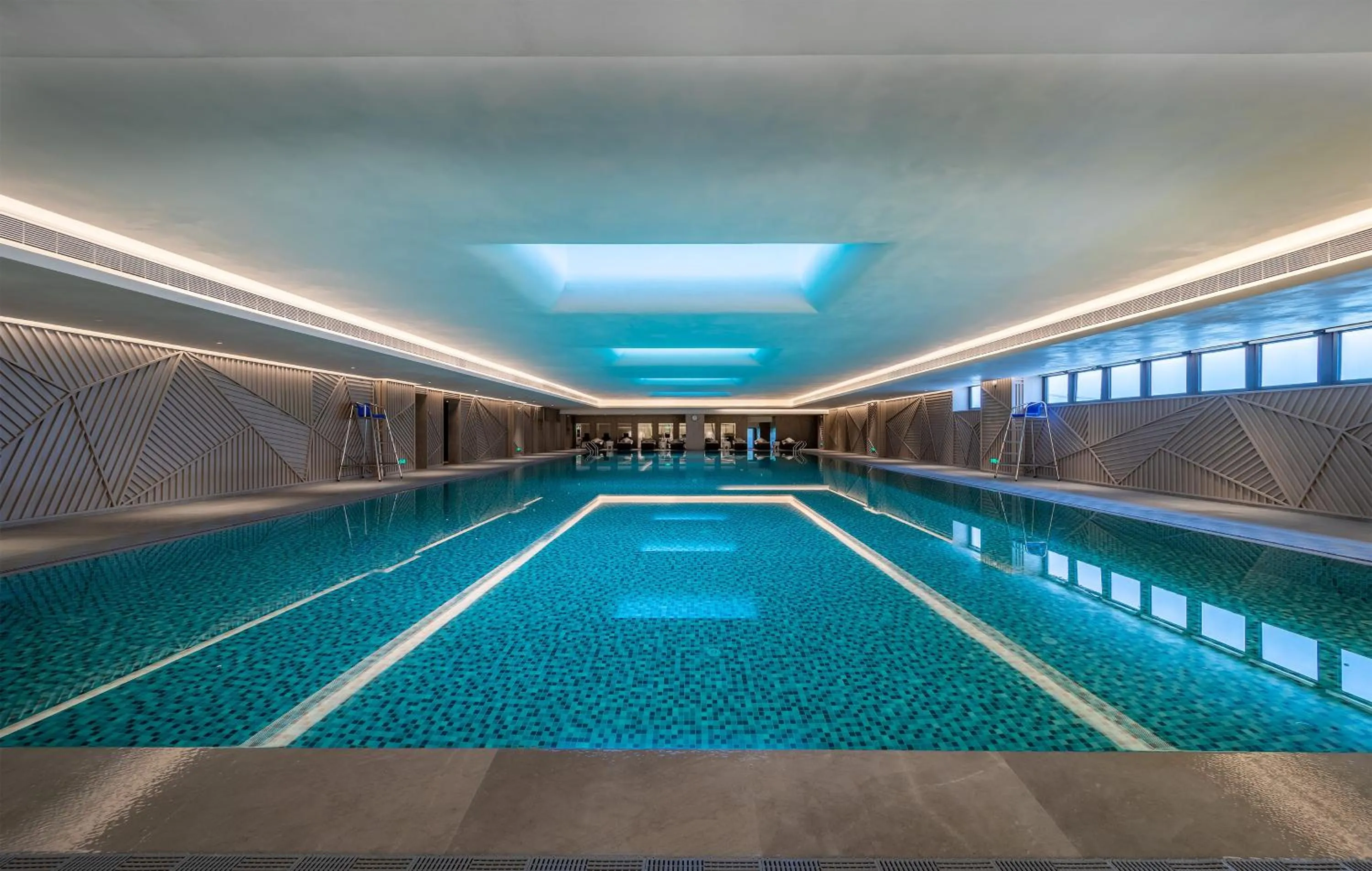 Swimming pool in HUALUXE Xi'an Chanba by IHG